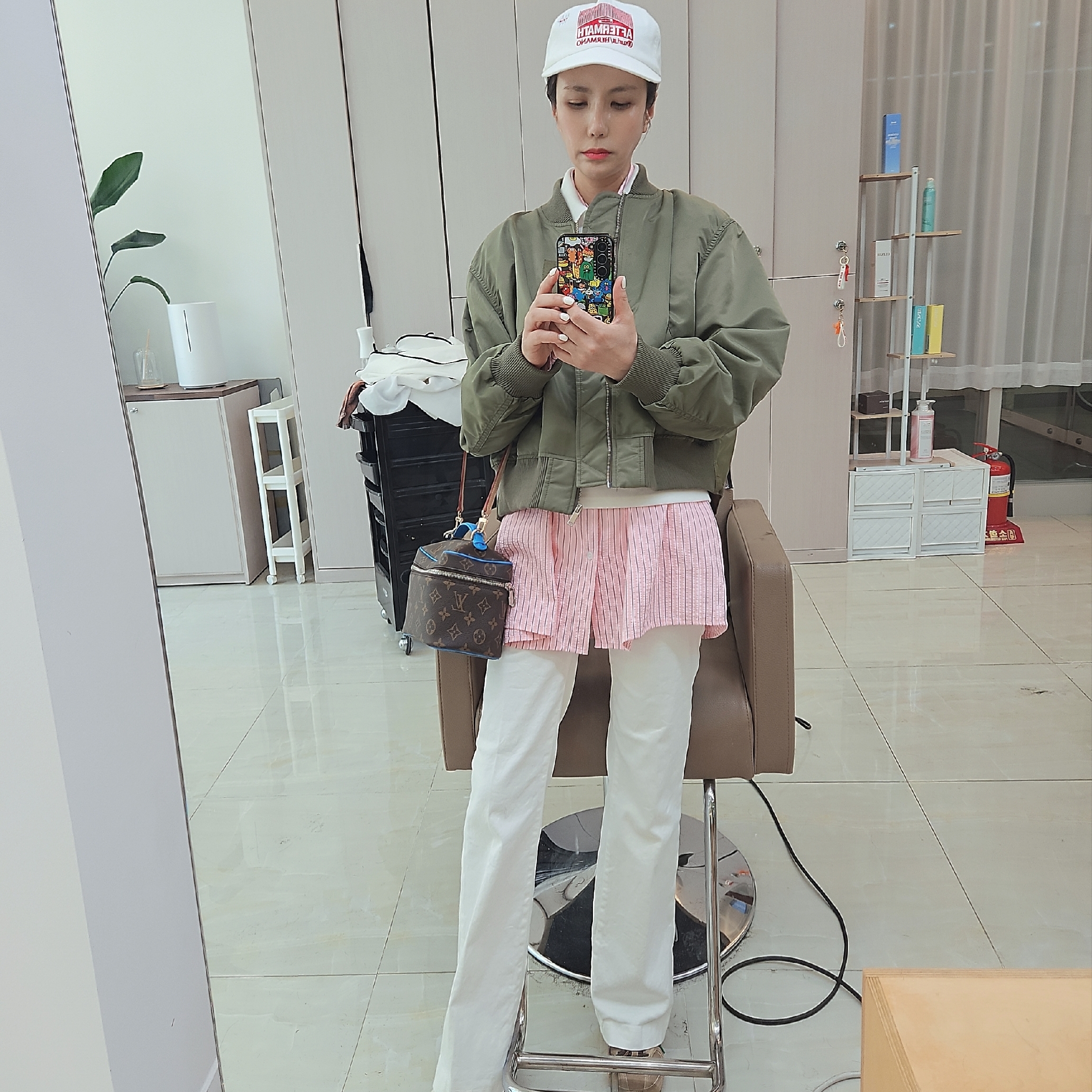(W) New Balance x Miu Miu 530 Suede Mesh Sneakers Ecru, Louis Vuitton Nice Mini Gaston Blue 착용 스타일 - 1