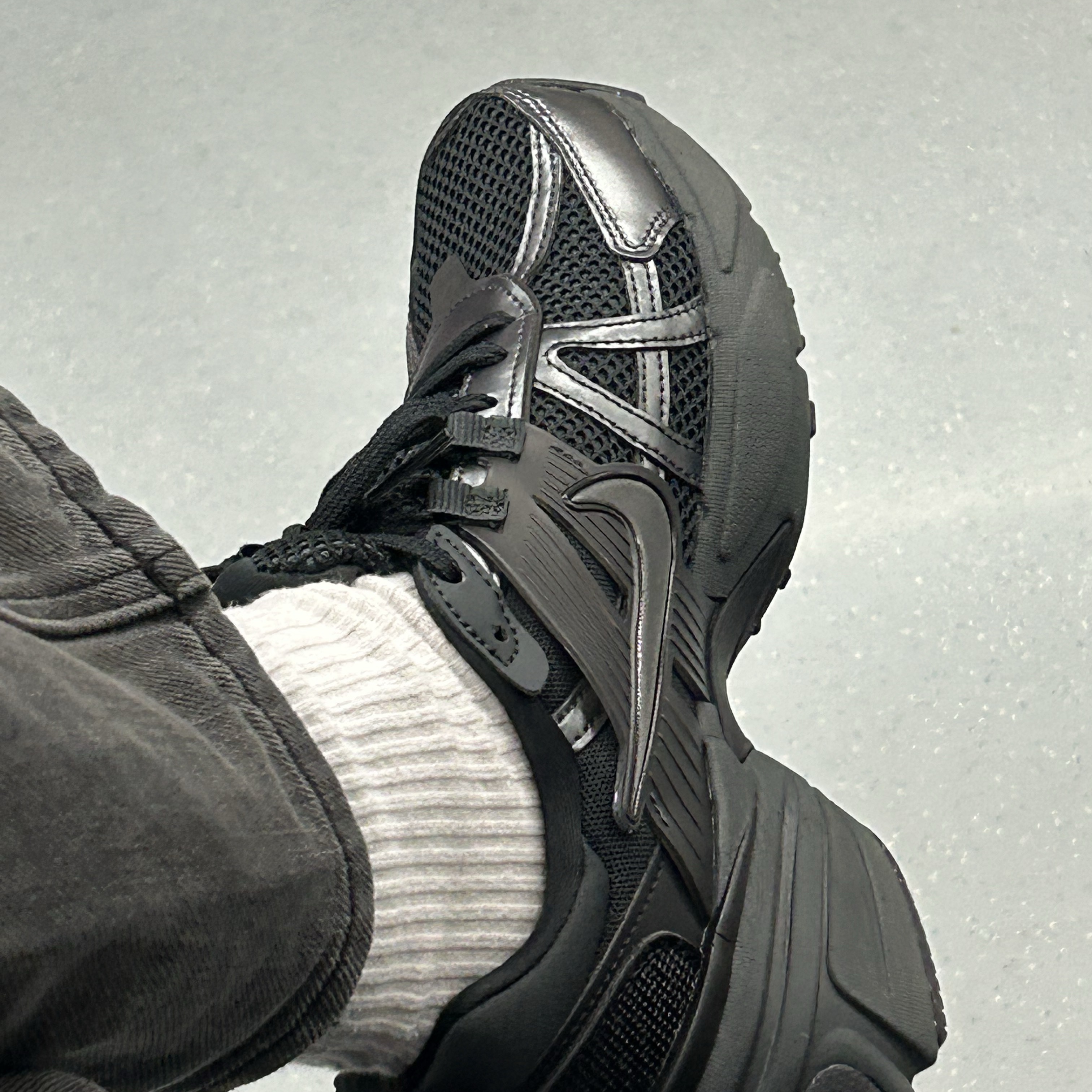 Nike V2K Run Black Anthracite 착용 스타일
