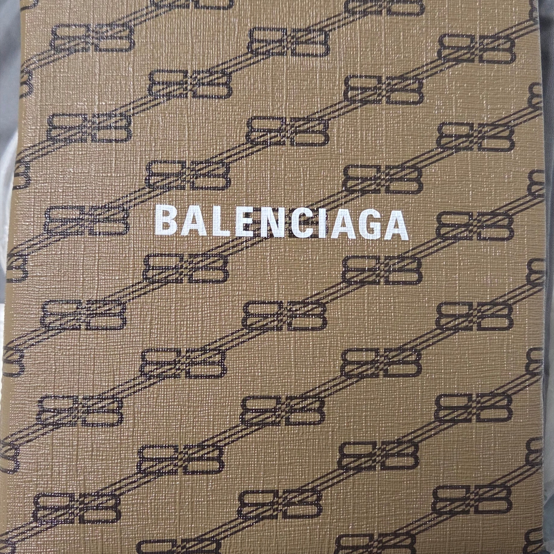Balenciaga Large Shopping Bag BB Monogram Coated Canvas Beige 착용 스타일