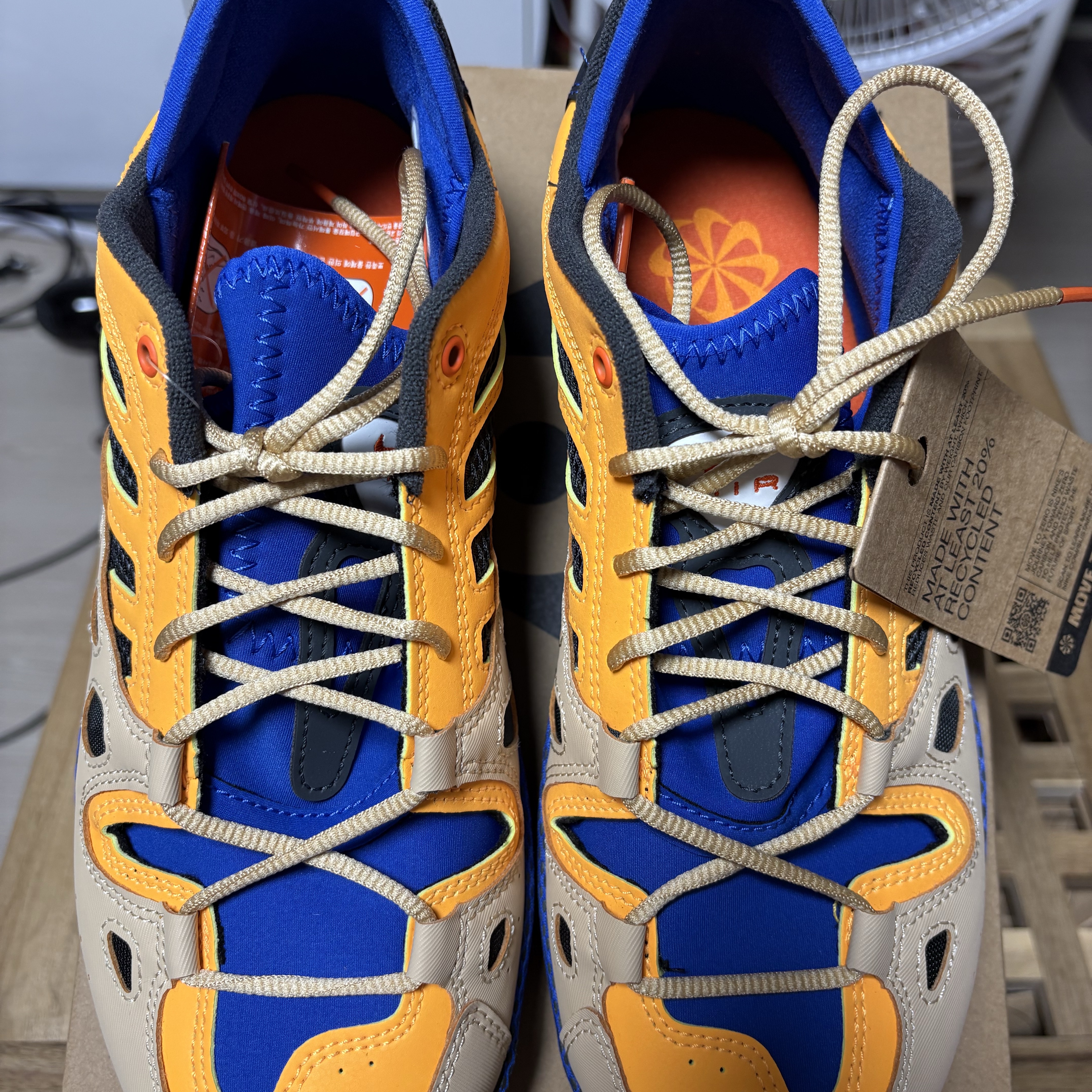 Nike ACG Air Exploraid Sesame and Laser Orange 착용 스타일 - 4