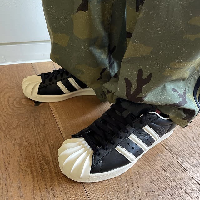 Adidas x Thug Club Track Top Focus Olive - KR Sizing, Adidas x Thug Club Track Top Black - KR Sizing 착용 스타일 - 2