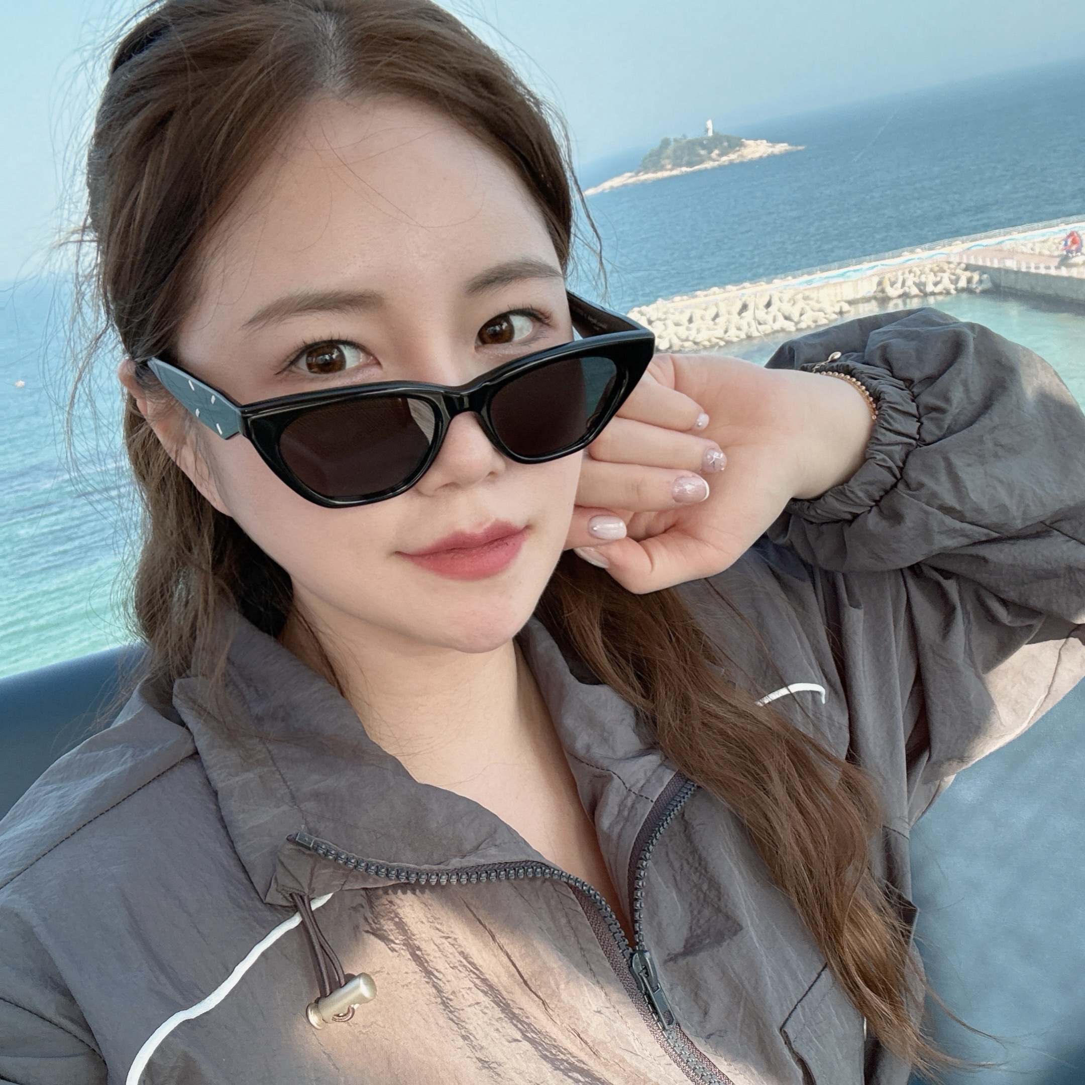 Gentle Monster x Maison Margiela MM208 Black Gray 착용 스타일