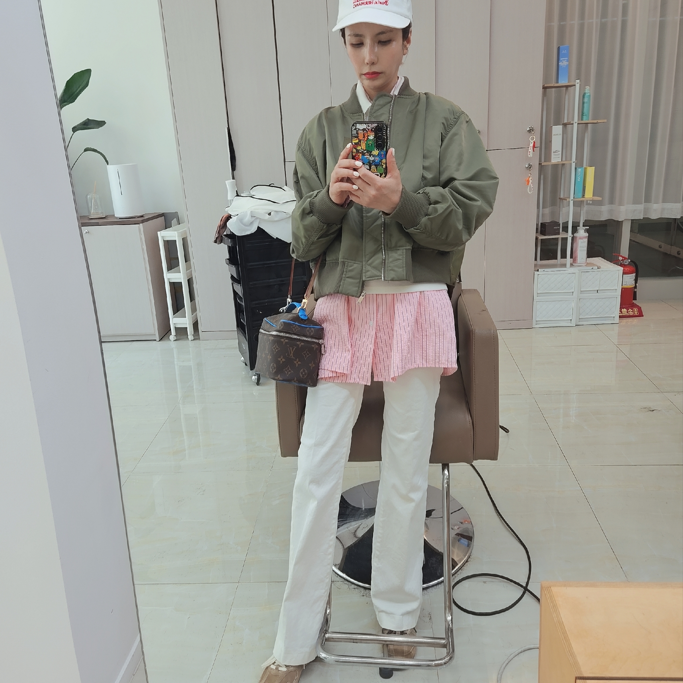(W) New Balance x Miu Miu 530 Suede Mesh Sneakers Ecru, Louis Vuitton Nice Mini Gaston Blue 착용 스타일 - 2