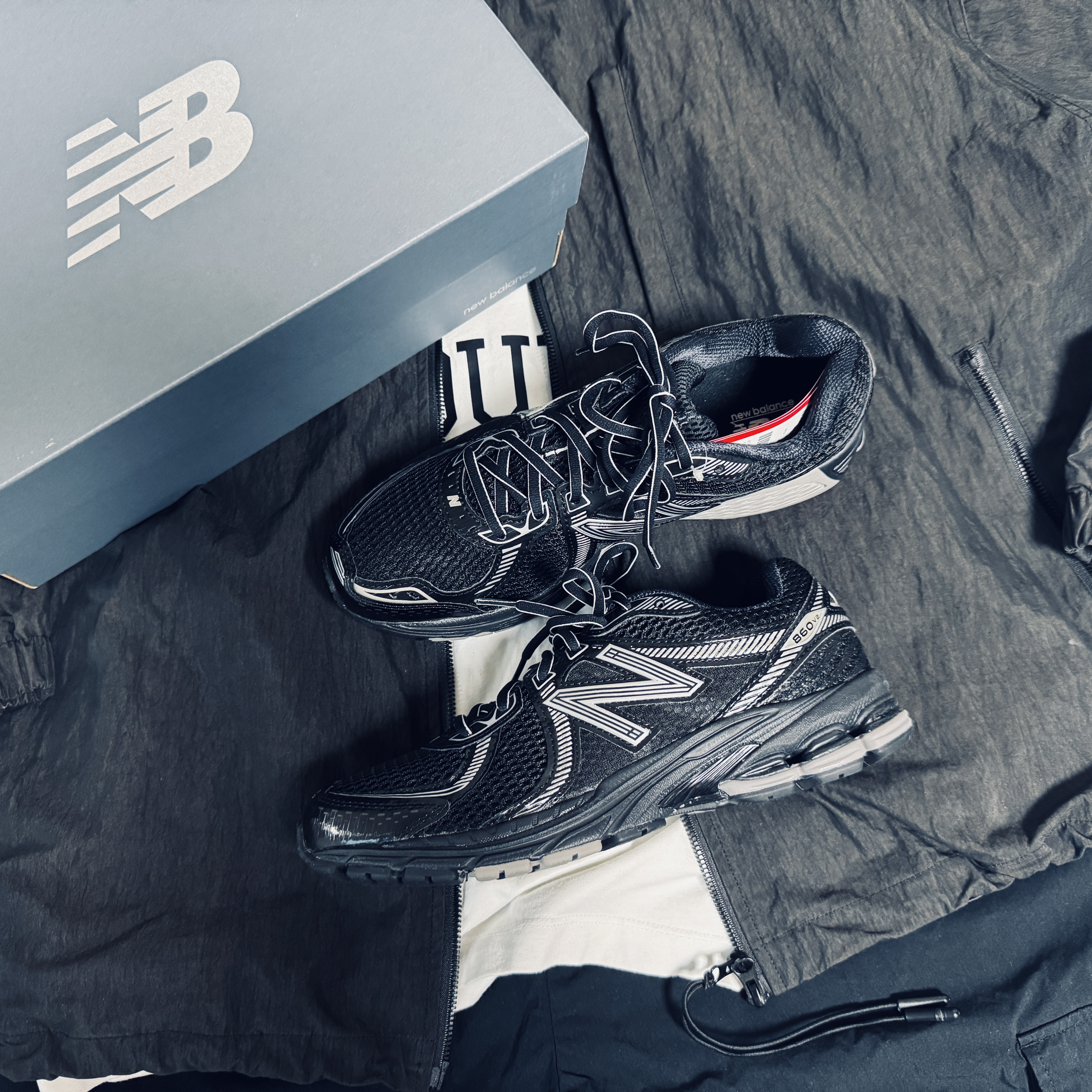 New Balance 860v2 Black Grey 착용 스타일 - 3