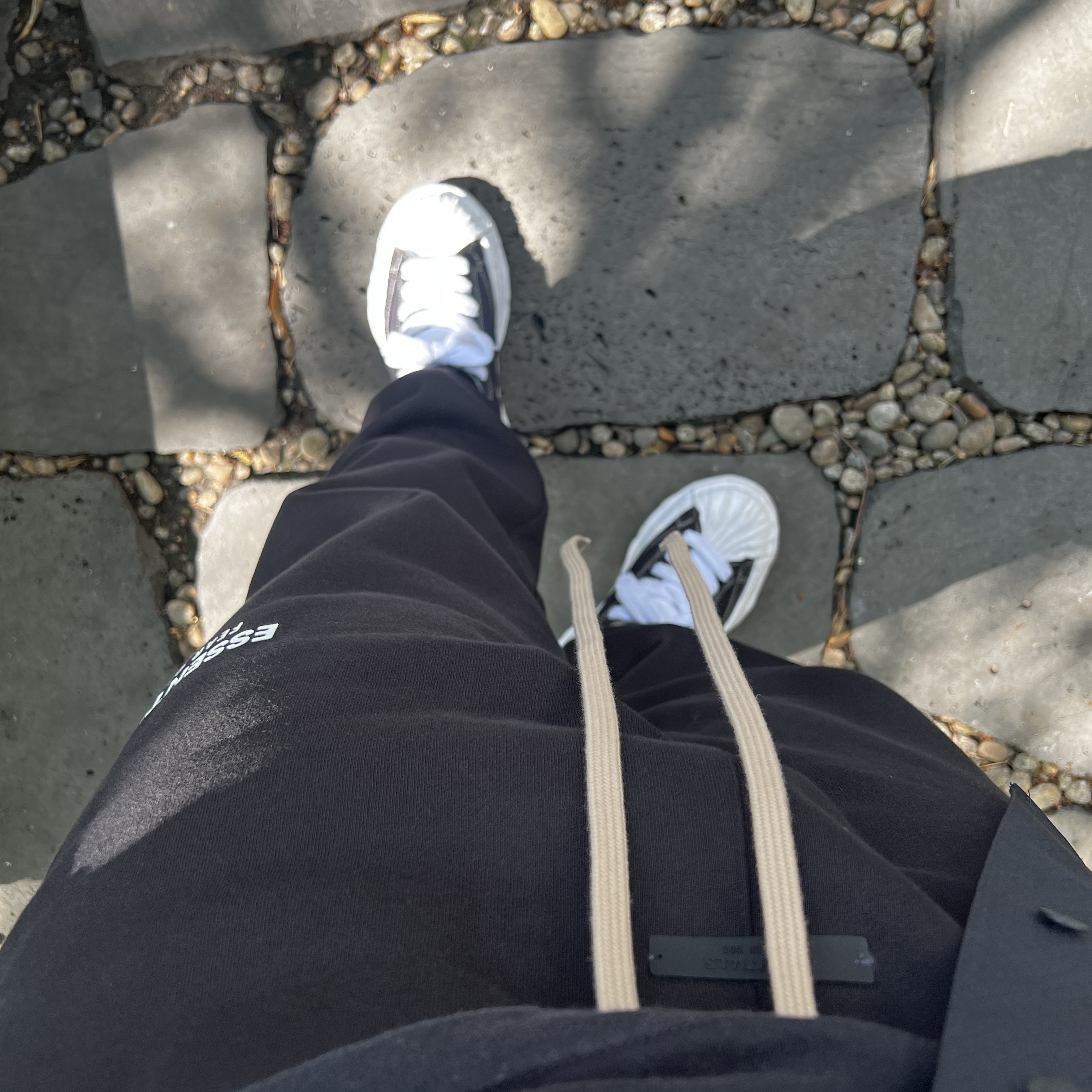 Essentials Fleece Essential Sweatpant Black - 24FW 착용 스타일