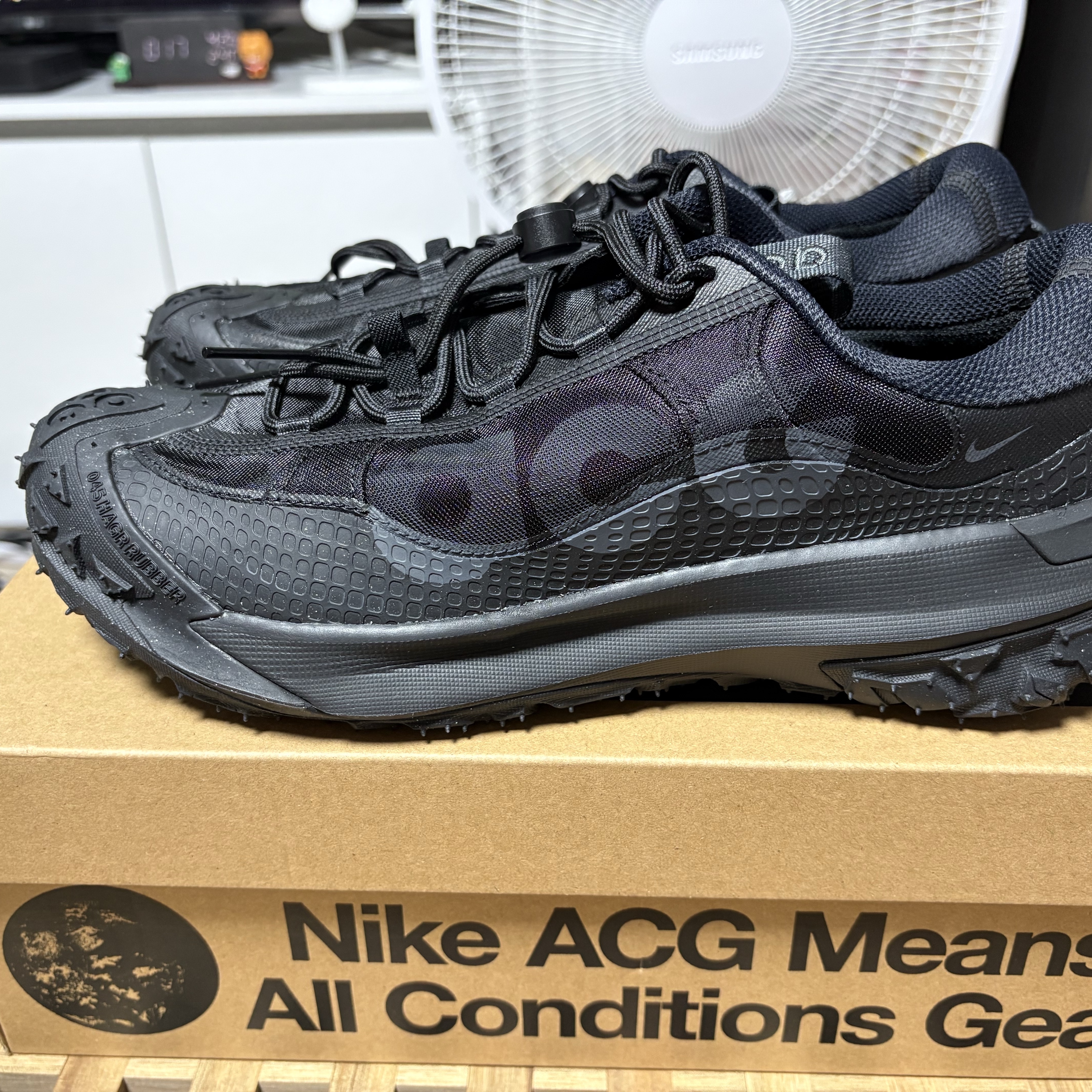 Nike ACG Mountain Fly 2 Low Black 착용 스타일 - 1