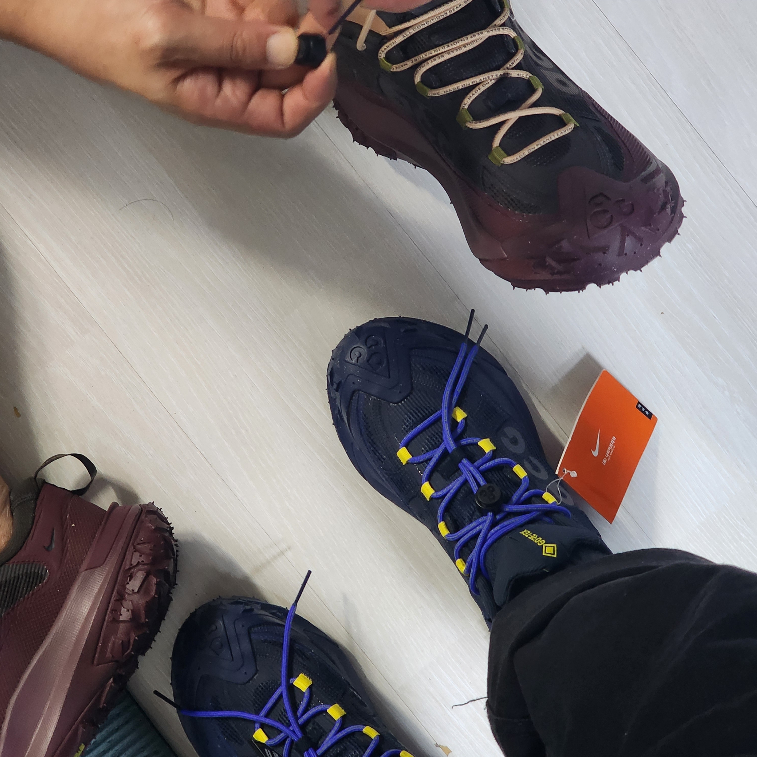 Nike ACG Mountain Fly 2 Low Gore-Tex Burgundy Crush and Velvet Brown, Nike ACG Mountain Fly 2 Low Gore-Tex Black and Dark Smoke Grey 착용 스타일