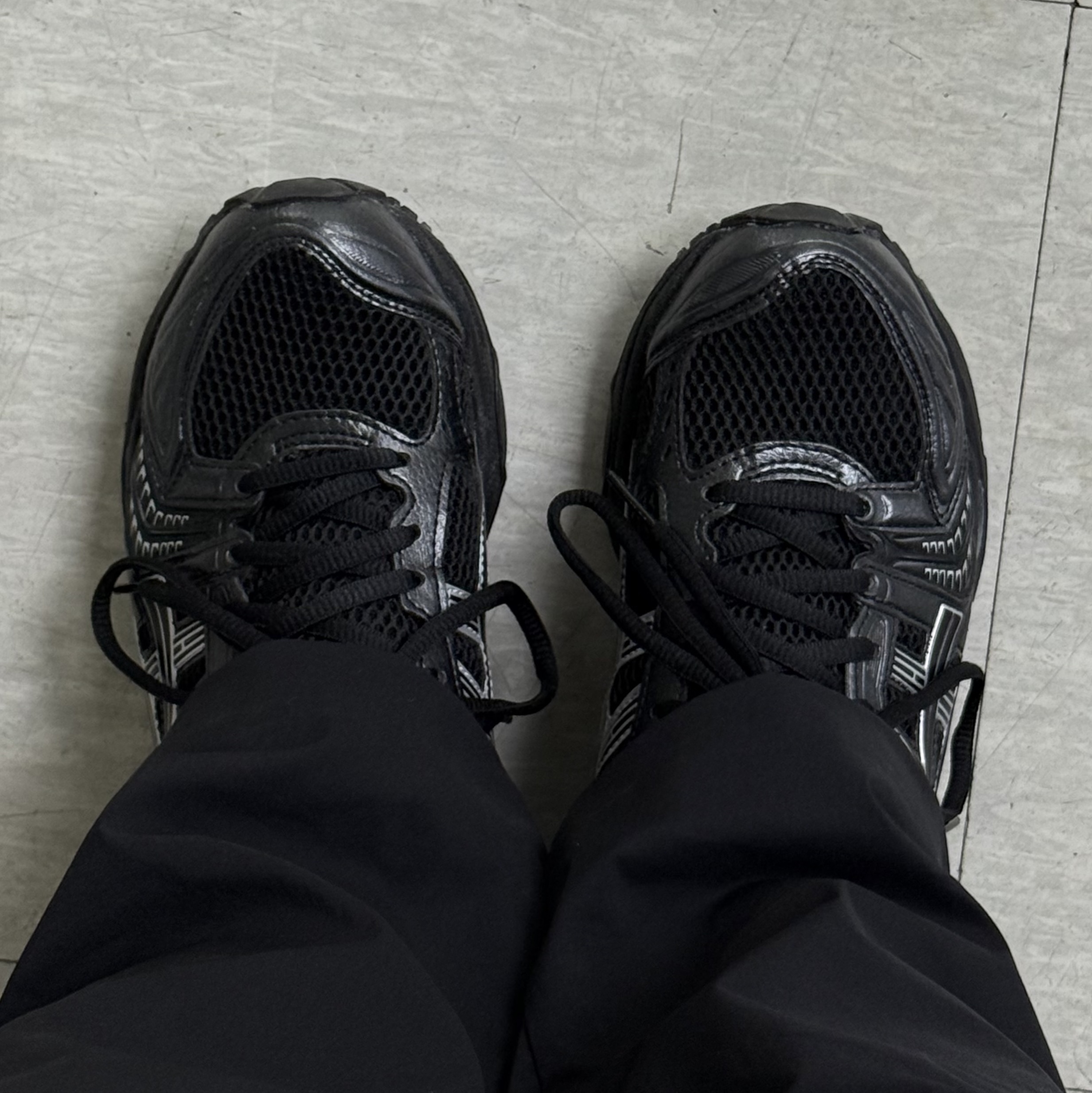 Asics Gel-Kayano 14 Black Pure Silver 착용 스타일 - 2