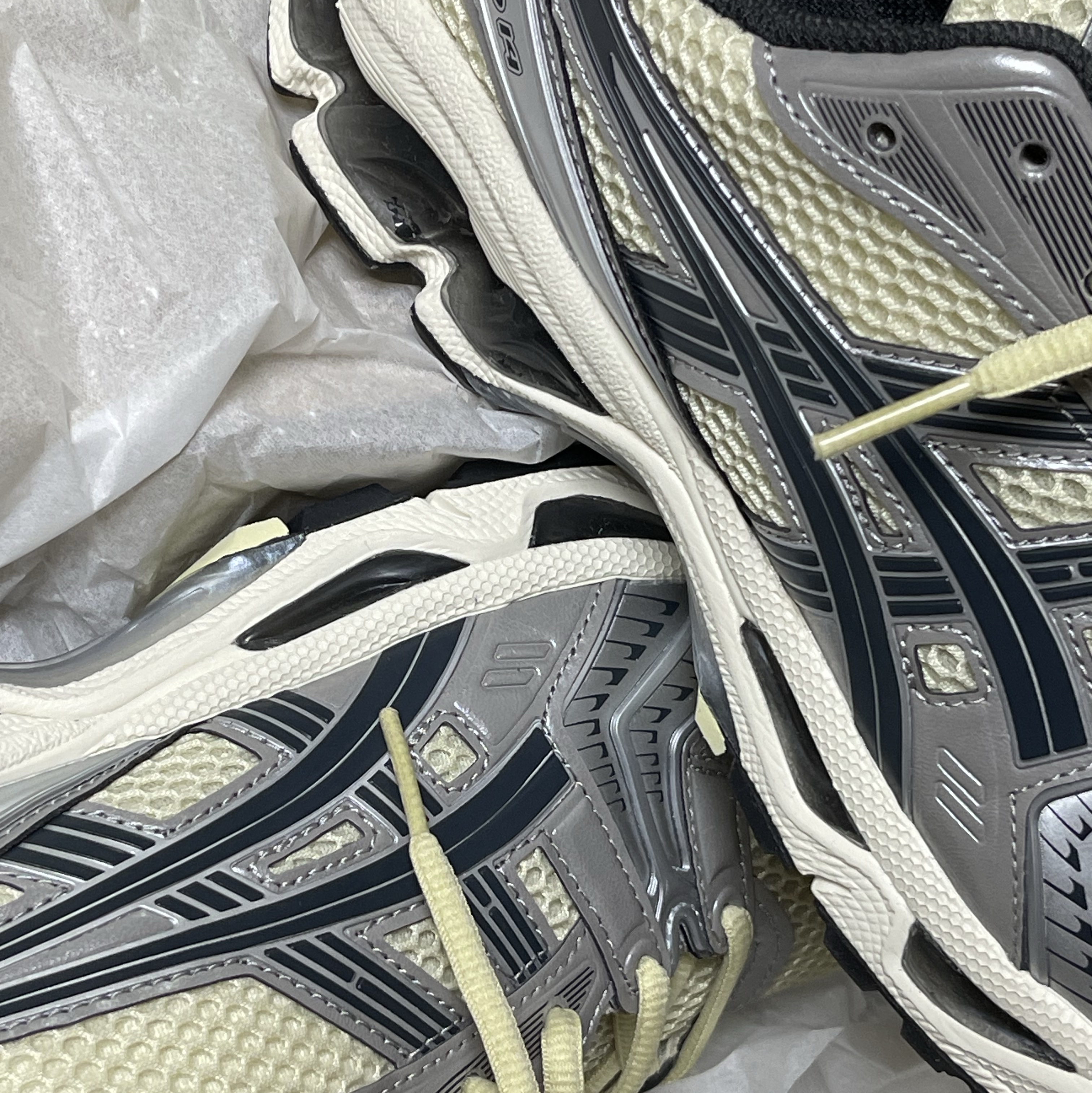 Asics Gel-Kayano 14 Oyster White Steeple Grey 착용 스타일 - 1