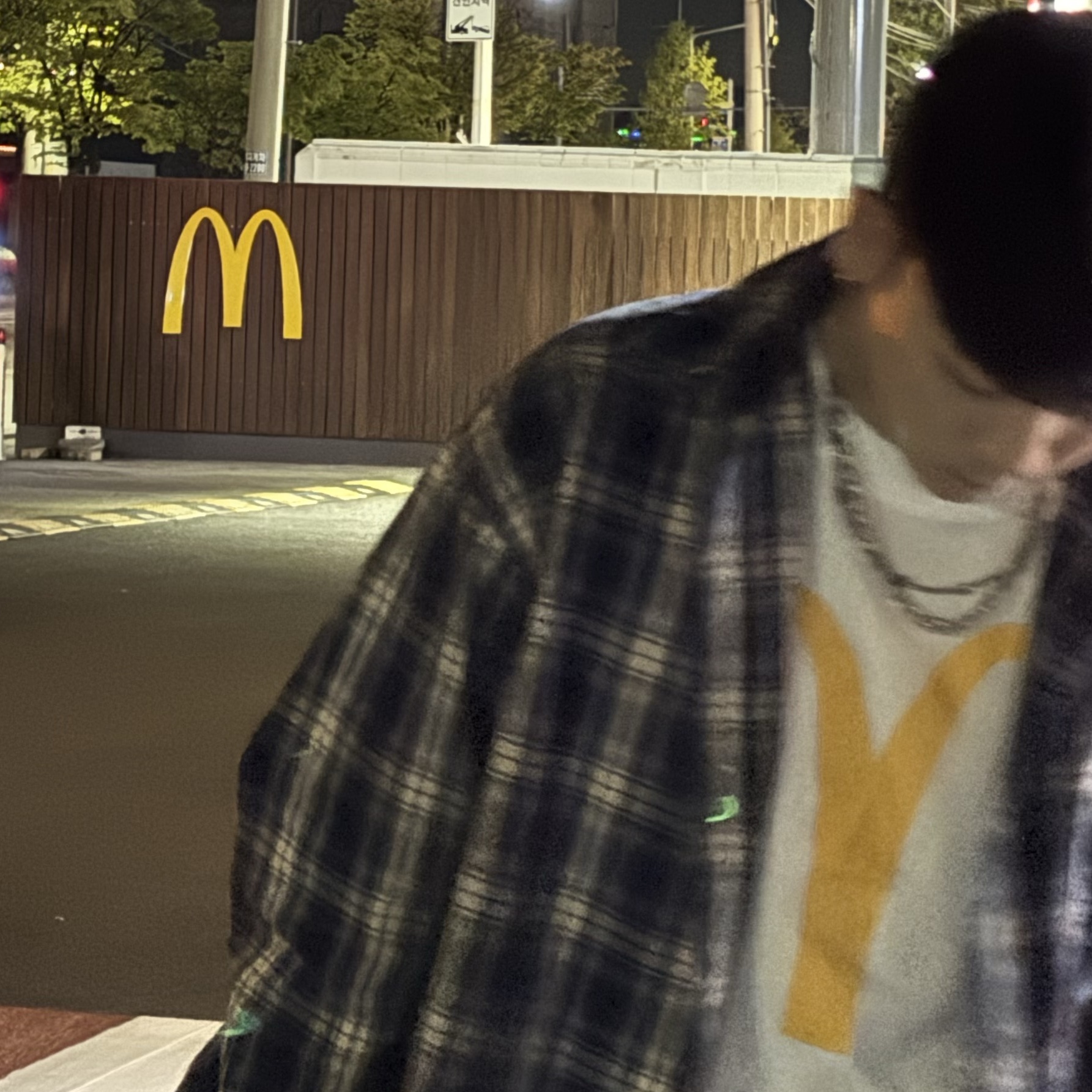 Palace x McDonald's Logo T-Shirt White - 23FW 착용 스타일 - 2