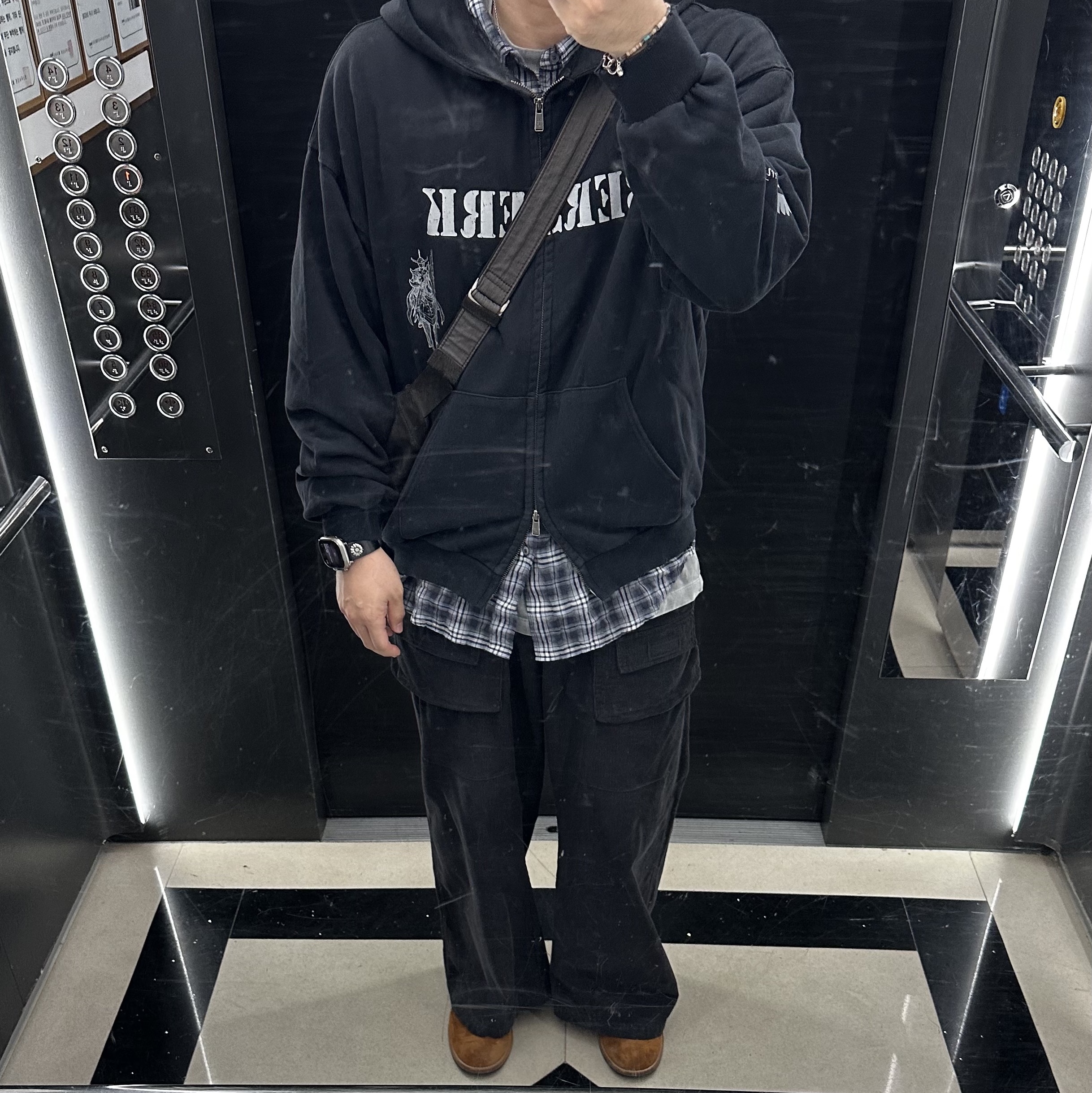 [프리오더] Polyteru Desert Boots Deep Brown, Polyteru Heavy Front Cargo Pajama Charcoal 착용 스타일