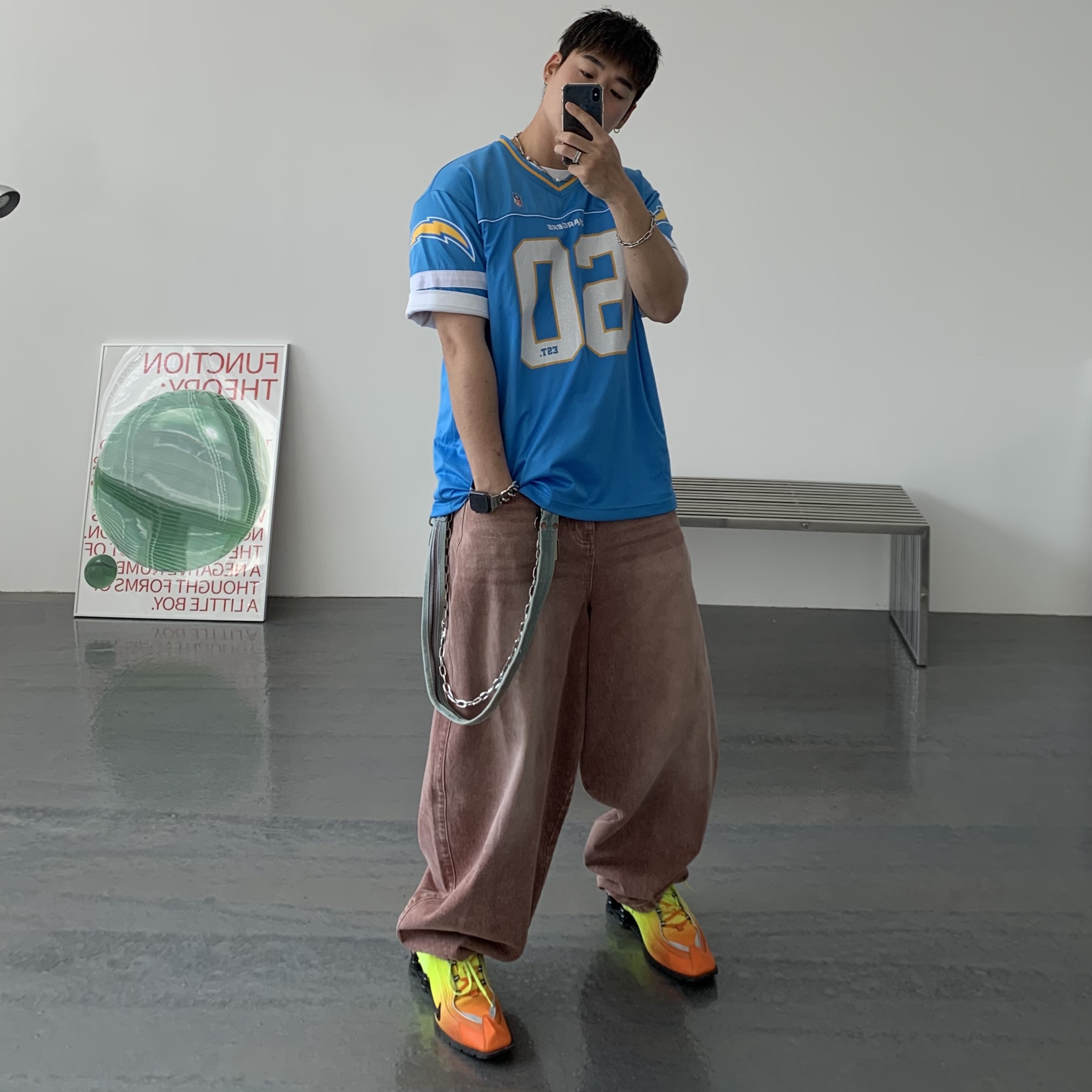 Nike x Martine Rose Shox MR4 Safety Orange 착용 스타일 - 2