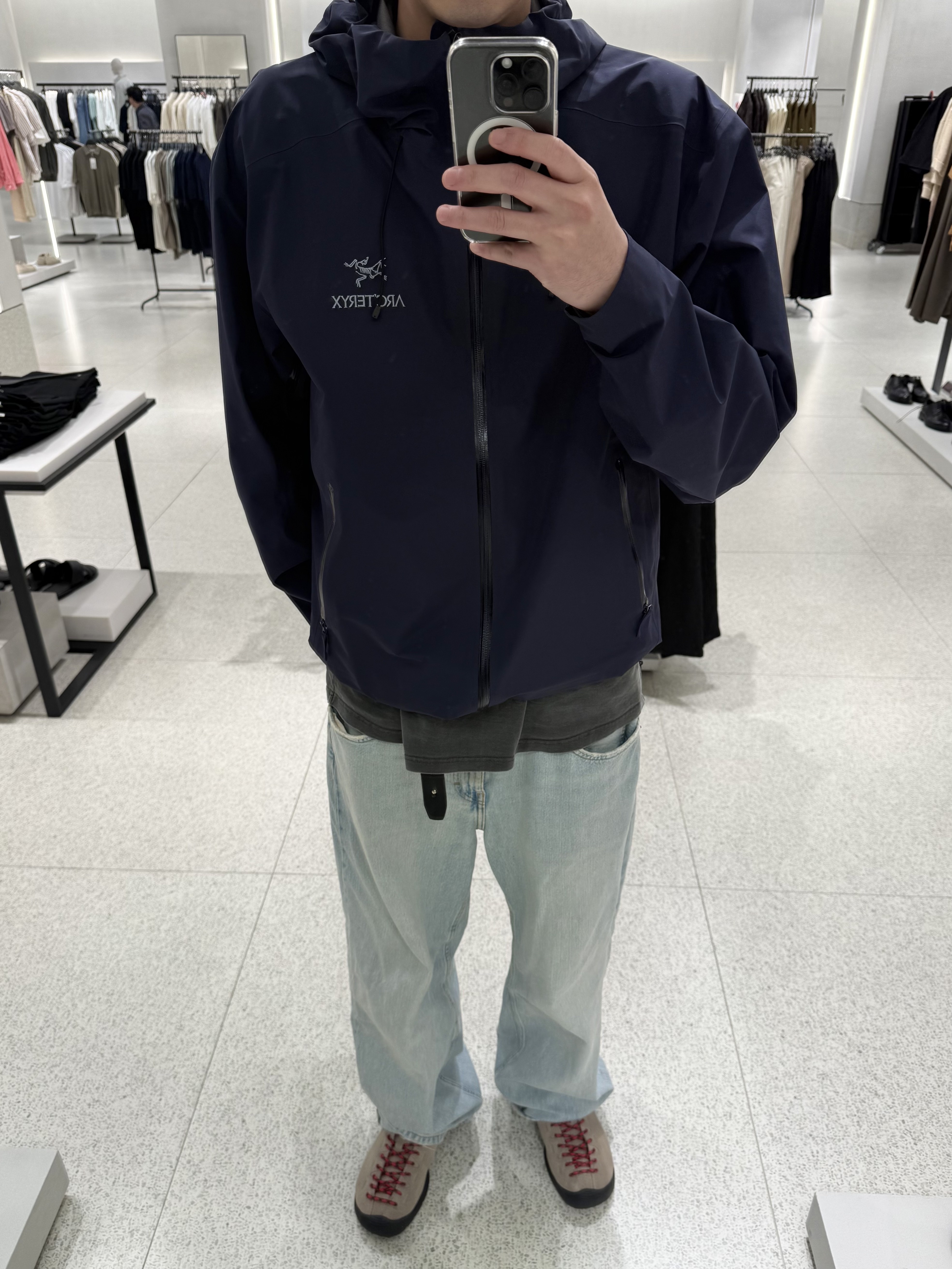Keen Jasper Suede Sneakers Silver Mink, Arc'teryx Beta LT Jacket Black Sapphire 착용 스타일