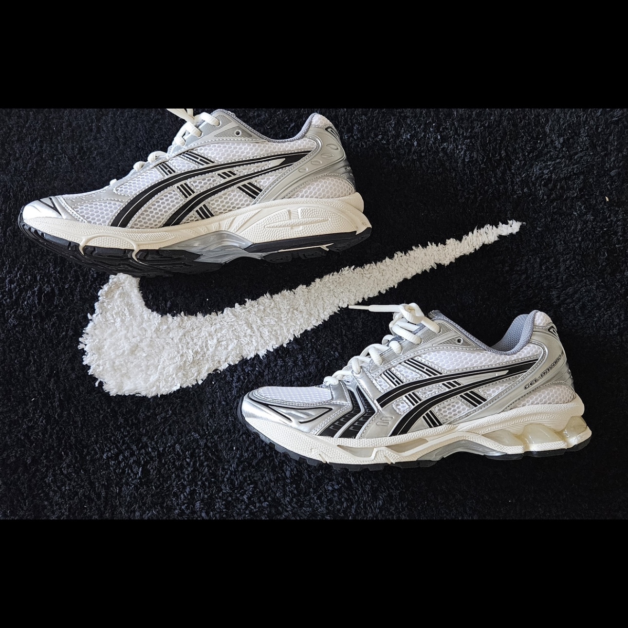 Asics x JJJJound Gel-Kayano 14 Silver Black 착용 스타일 - 1