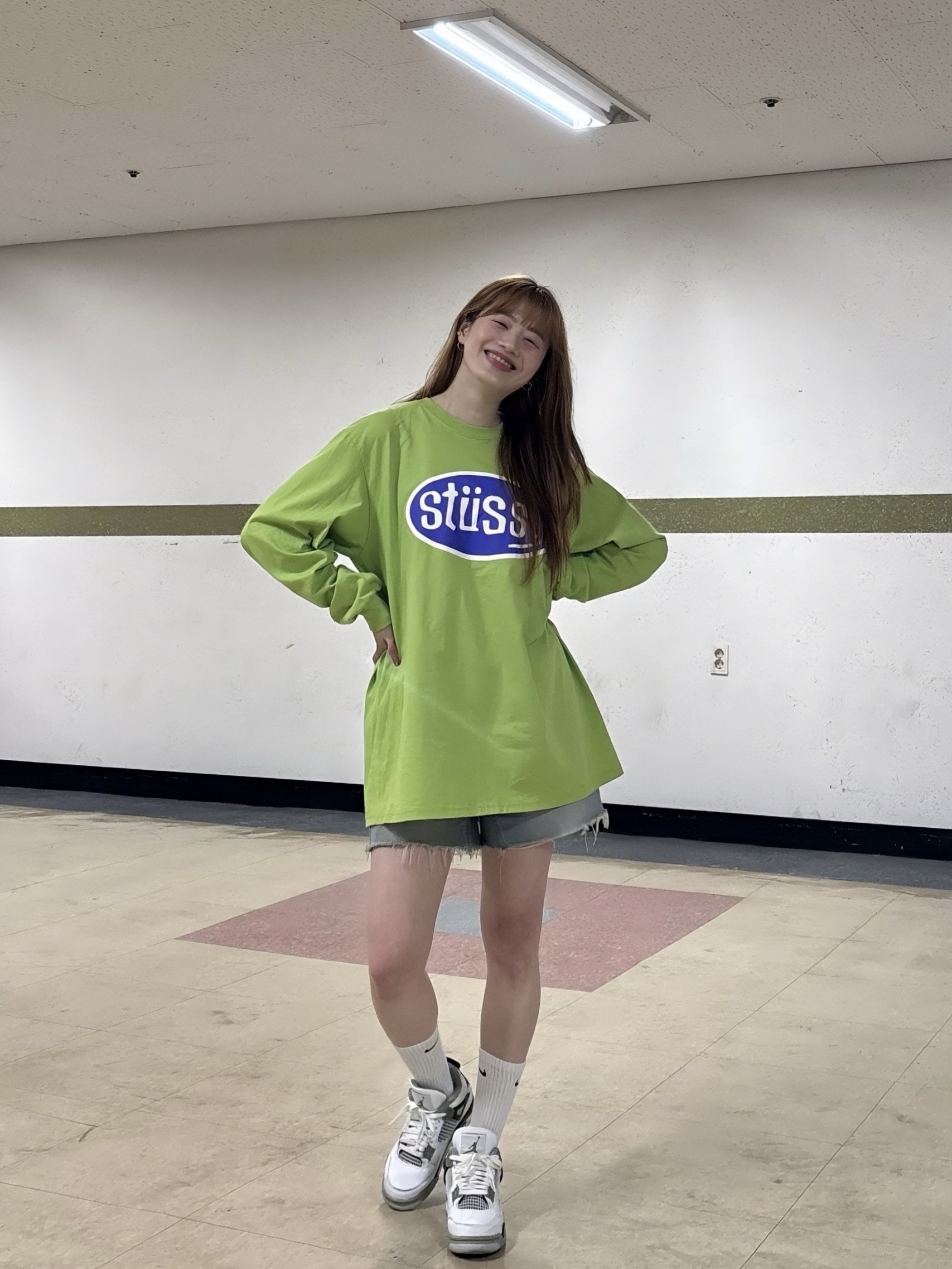 (W) Jordan 4 Retro Oil Green, Stussy Pitstop LS T-Shirt Tea 착용 스타일 - 1