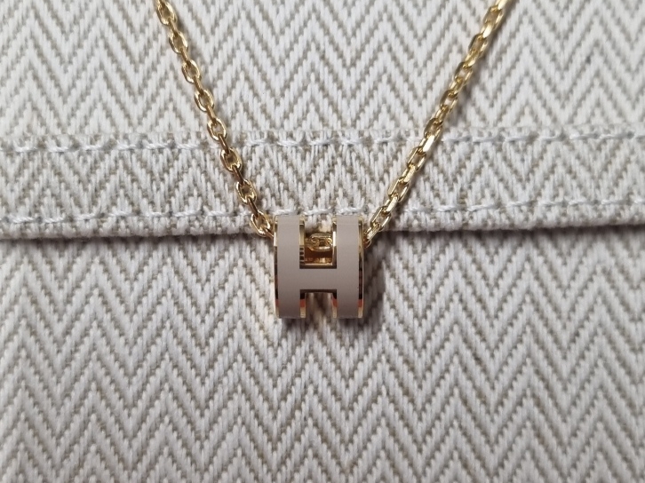 (W) Hermes Mini Pop H Pendant Gold & Marron Glace 착용 스타일