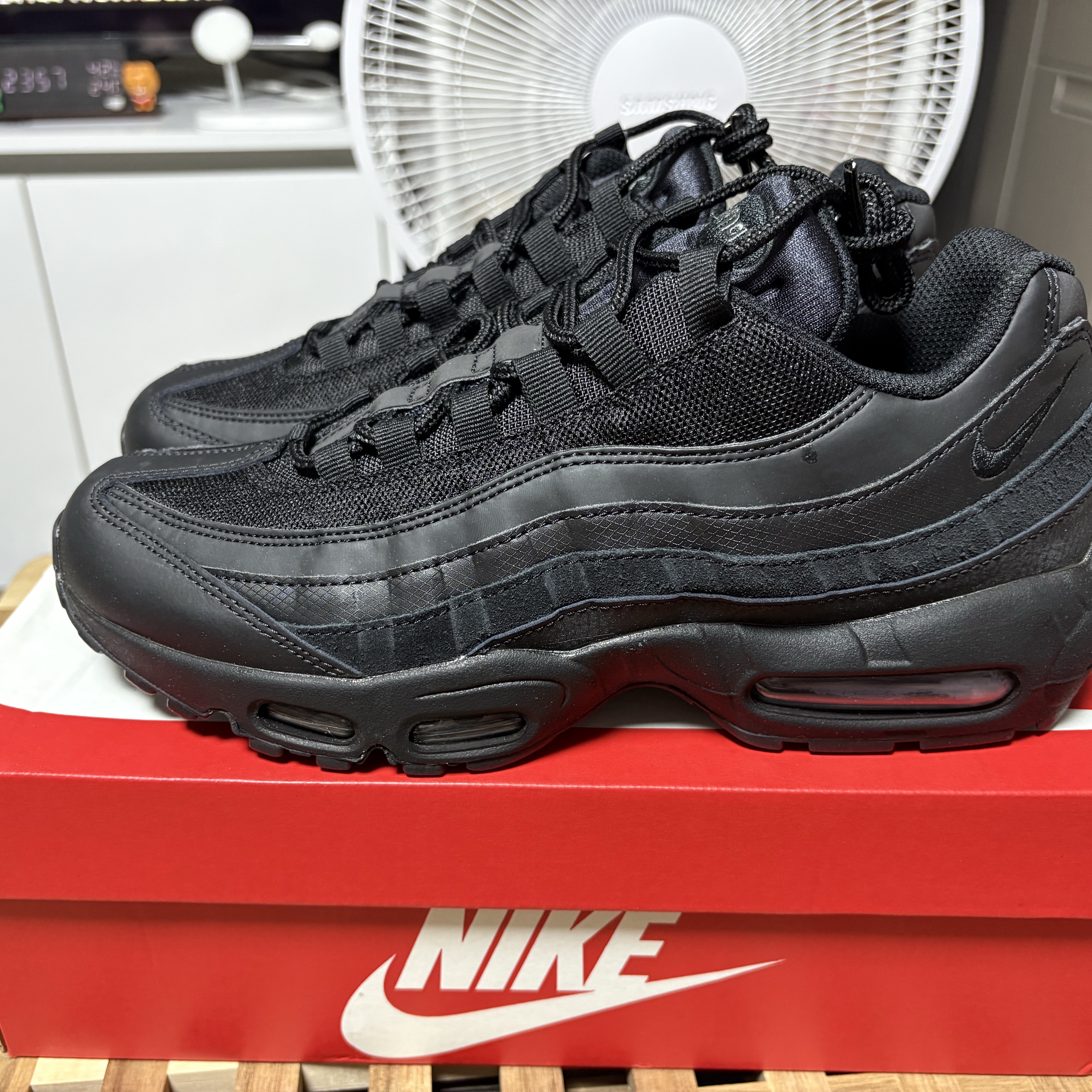 Nike Air Max 95 Essential Triple Black 2020 착용 스타일 - 1