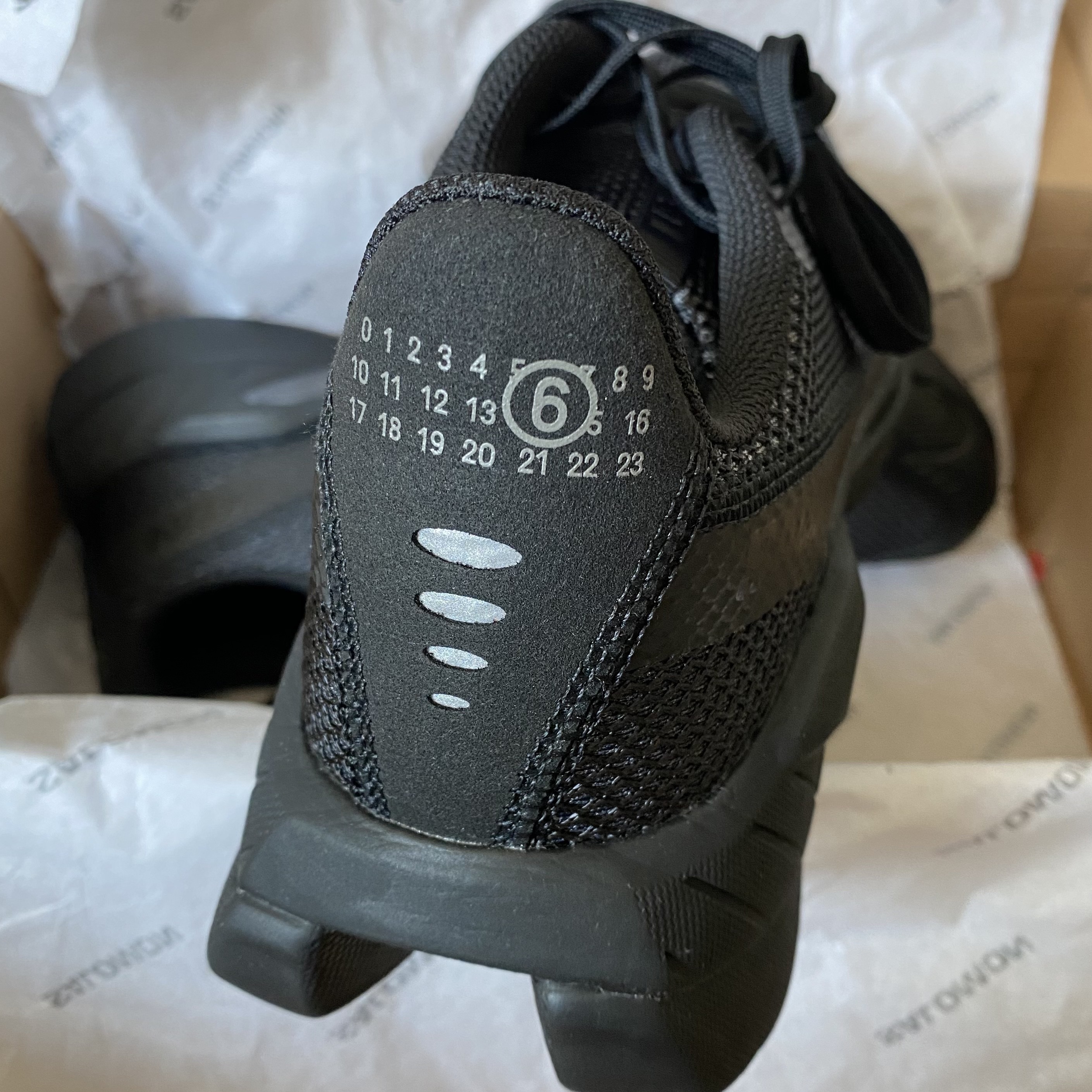 Salomon x MM6 Maison Margiela Spectur 2 Black Pewter 착용 스타일 - 3