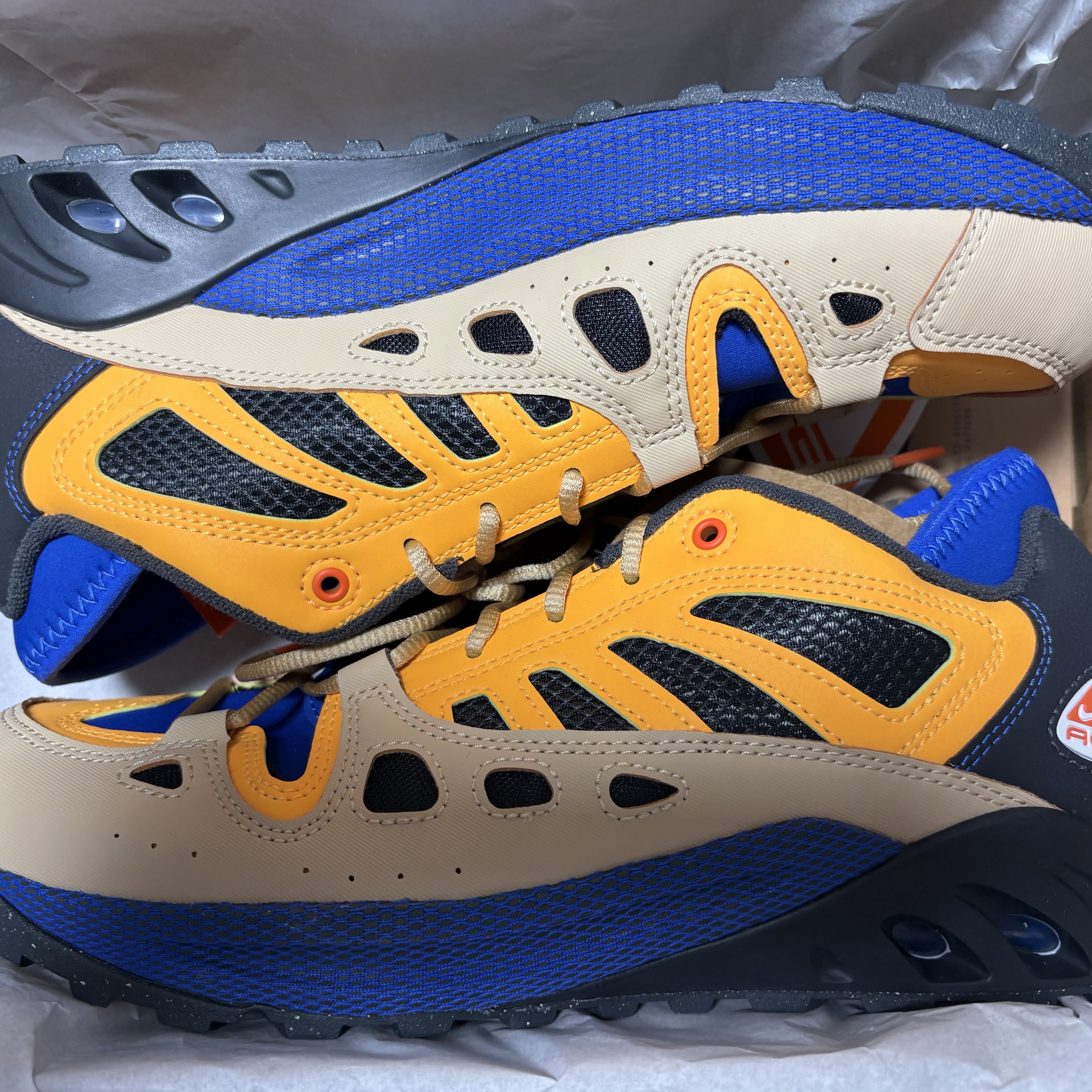 Nike ACG Air Exploraid Sesame and Laser Orange 착용 스타일 - 2