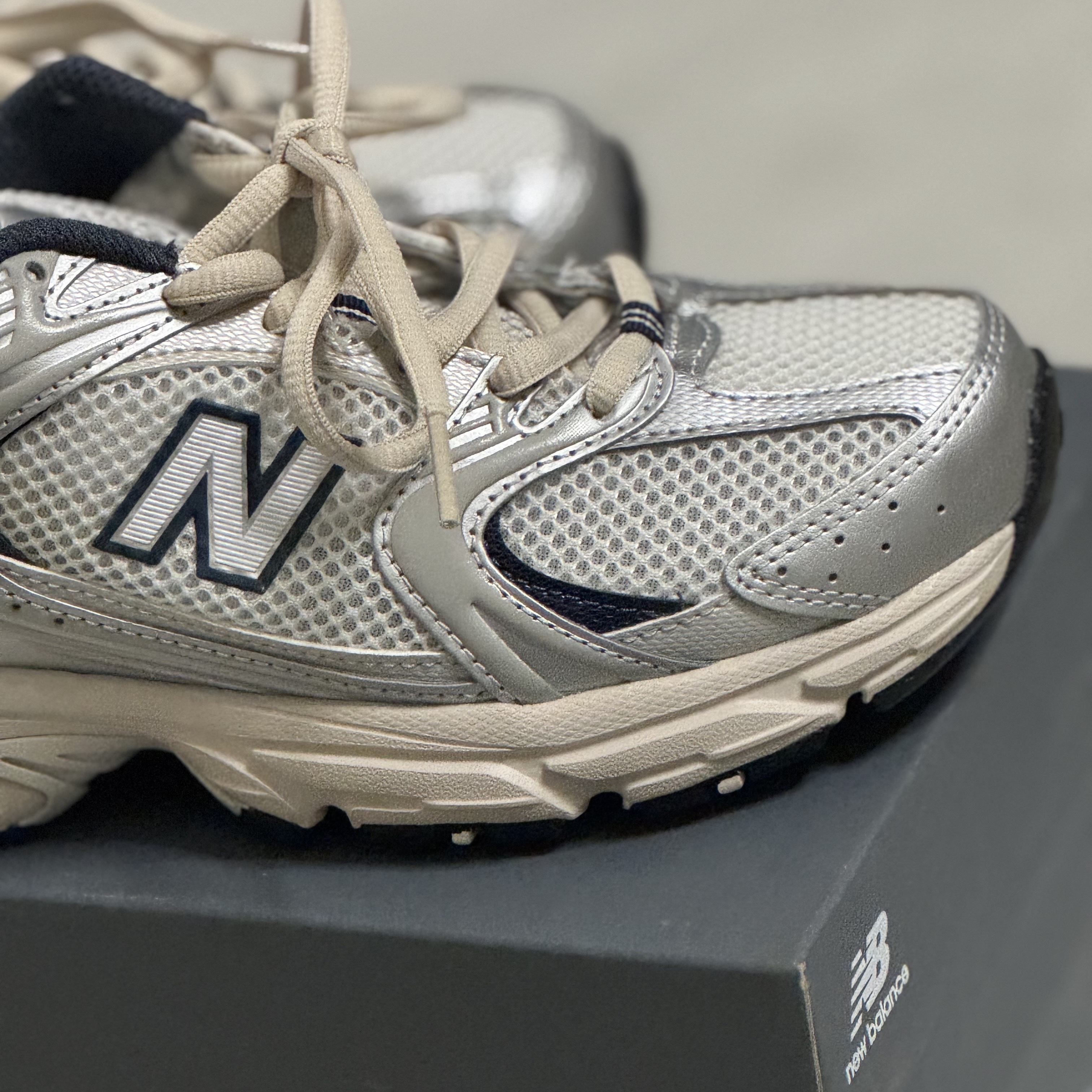 New Balance 530 Steel Grey 착용 스타일 - 3