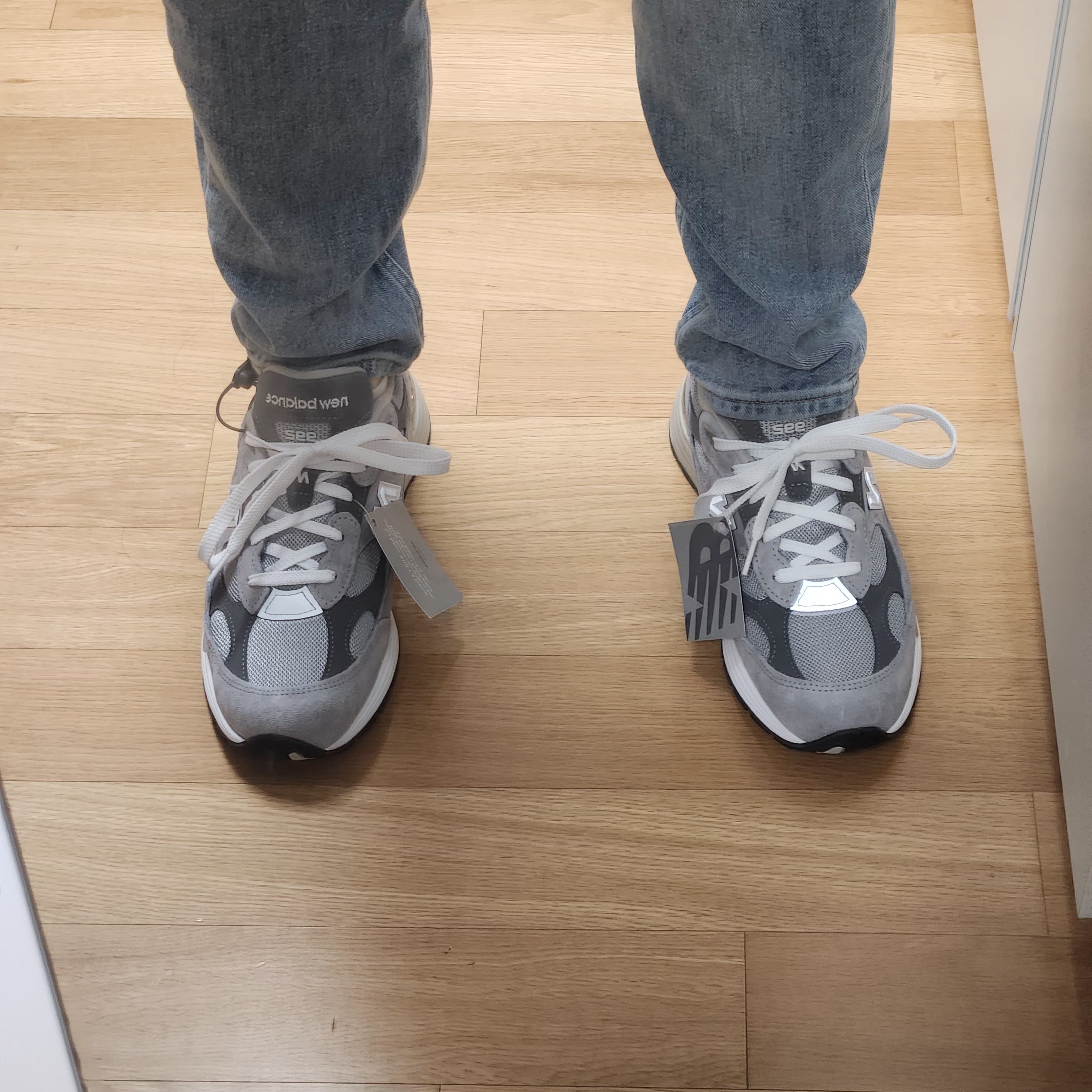 New Balance 992 Made in USA Core Grey Silver Metallic 착용 스타일 - 3