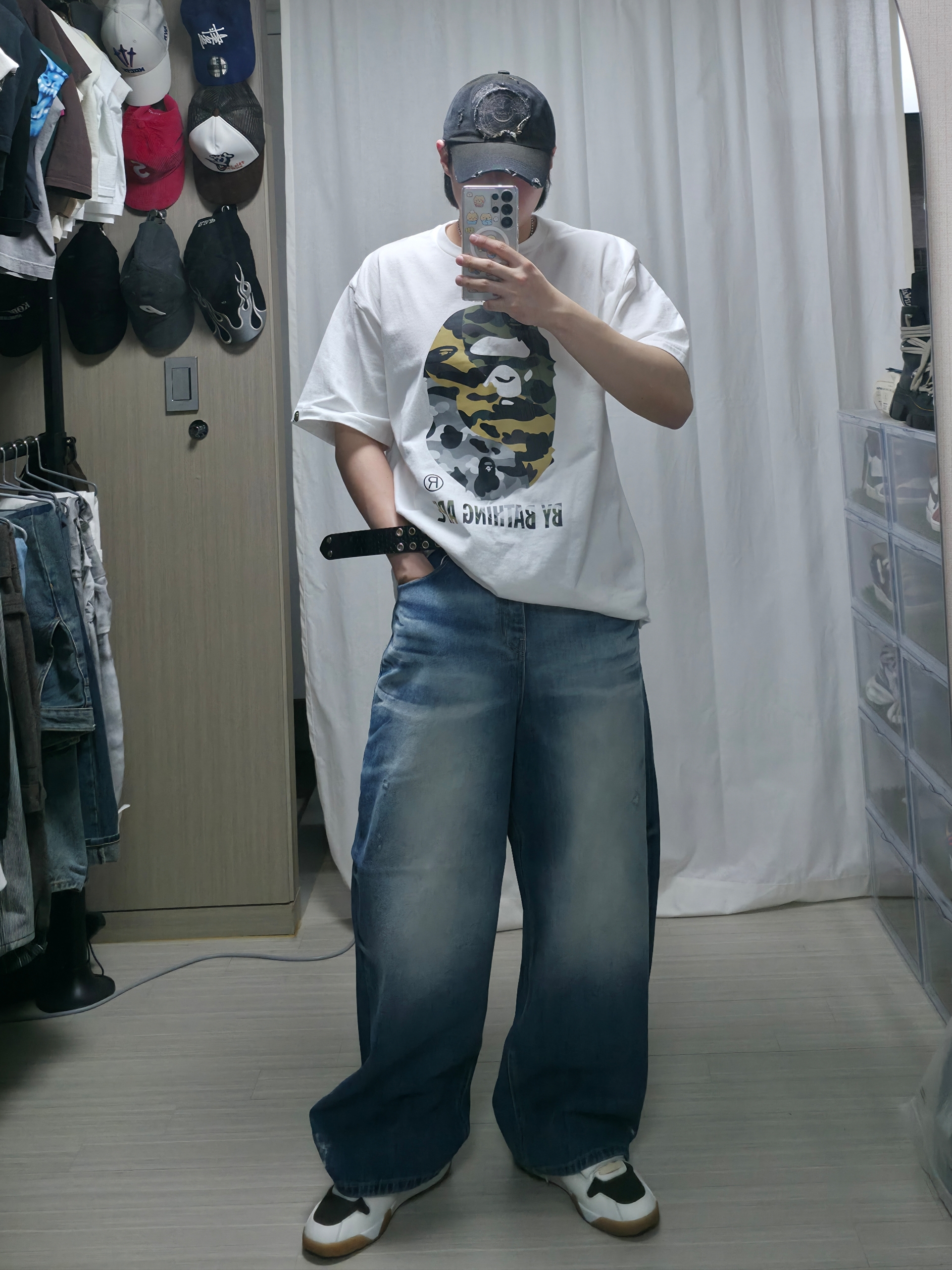 Jordan x Travis Scott Jumpman Jack TR Sail and Dark Mocha, BAPE 1st Camo Crazy By Bathing Ape T-Shirt White 착용 스타일 - 2