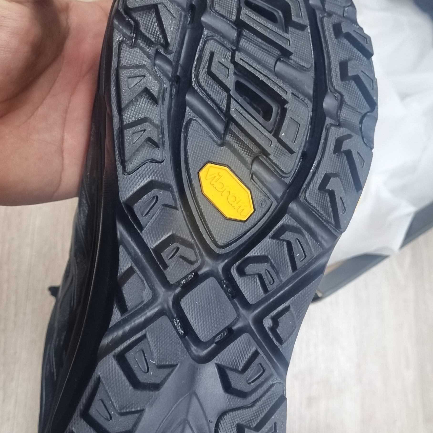 Hoka Mafate Three2 Tech Stealth Black 착용 스타일 - 4