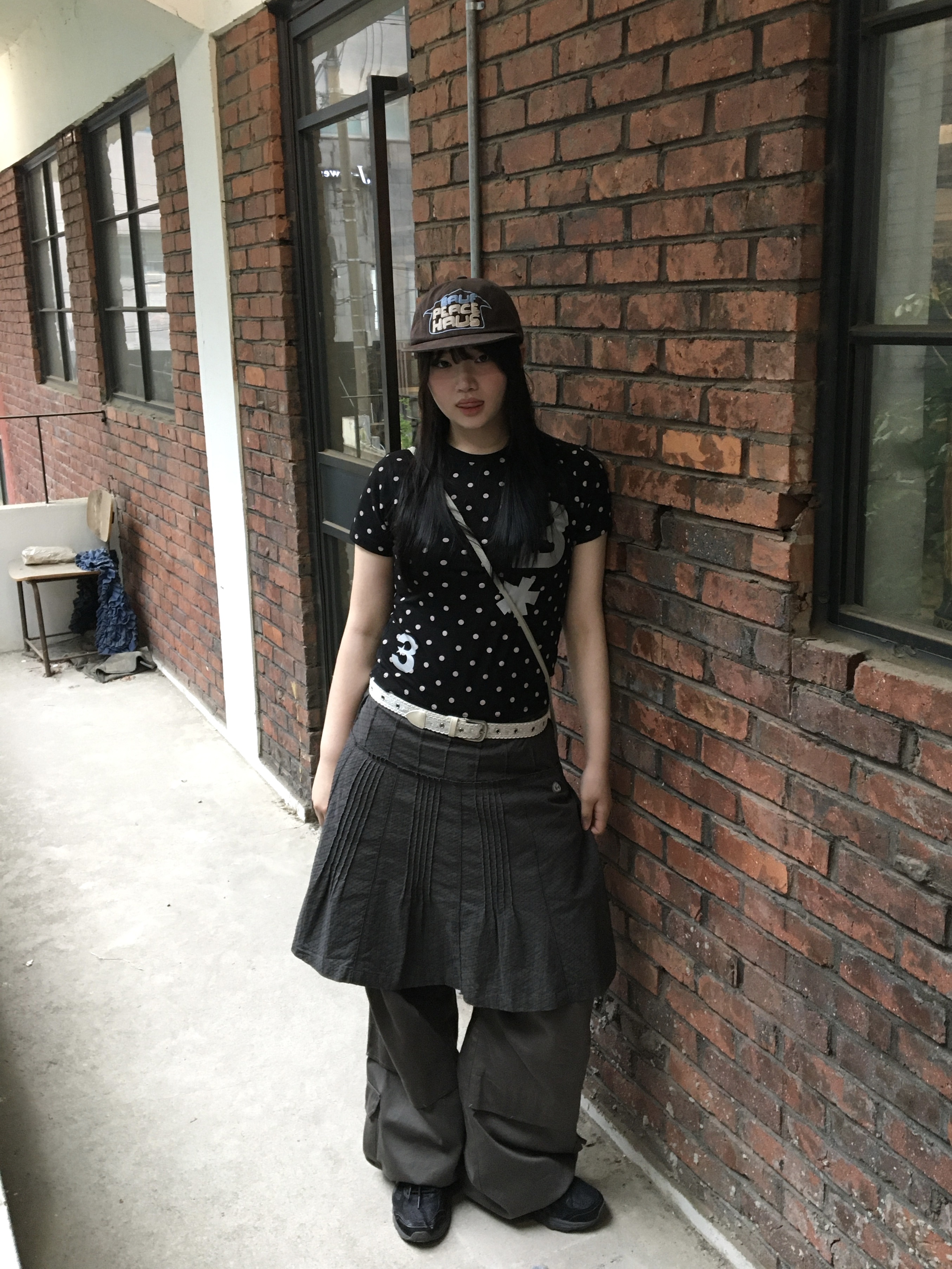Sansan Gear Cross Bag Warm Grey - 24SS, COYSEIO Flower Pintuck Skirt Charcoal 착용 스타일 - 2