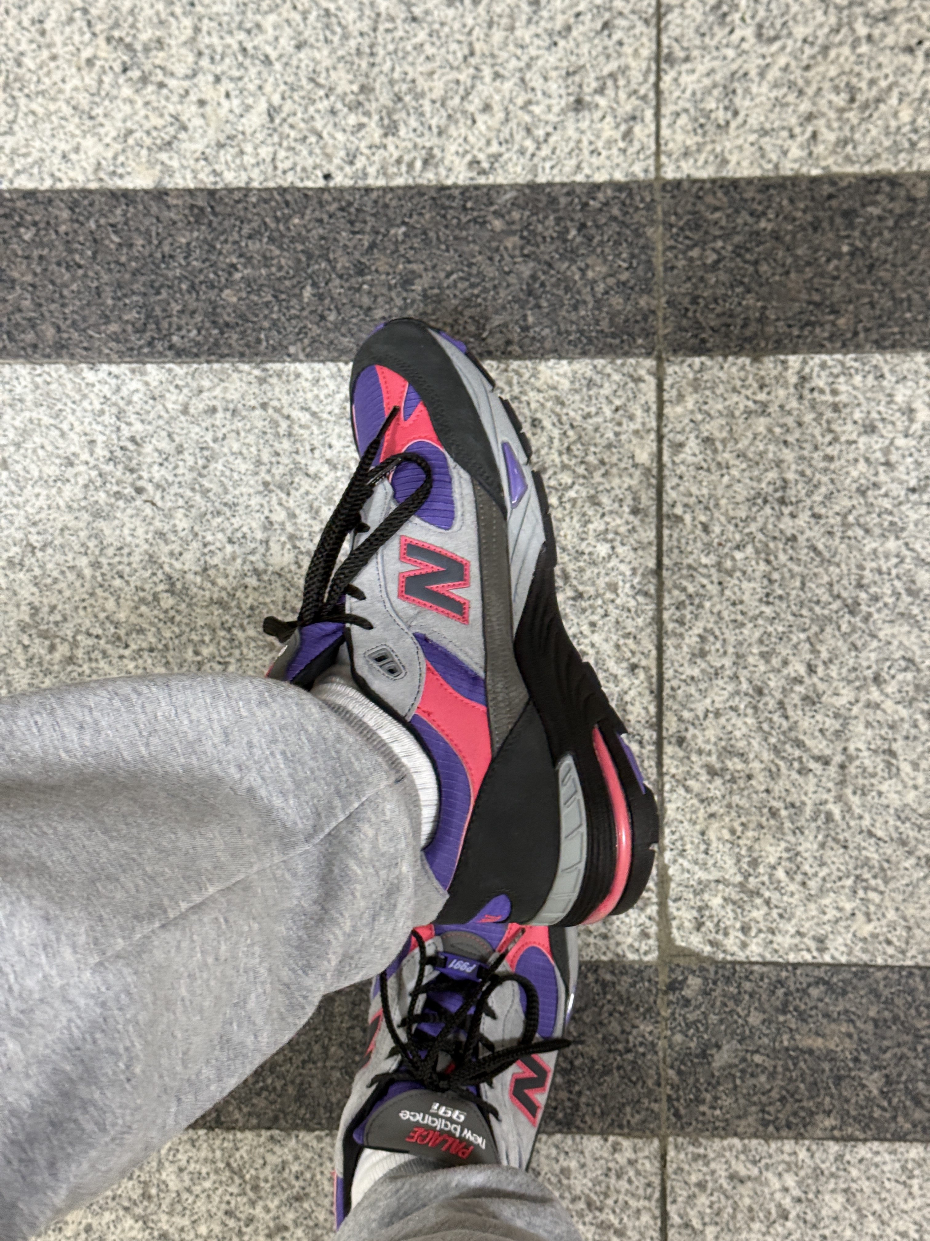 New Balance x Palace 991 Made in UK Black Ultra Violet 착용 스타일 - 2