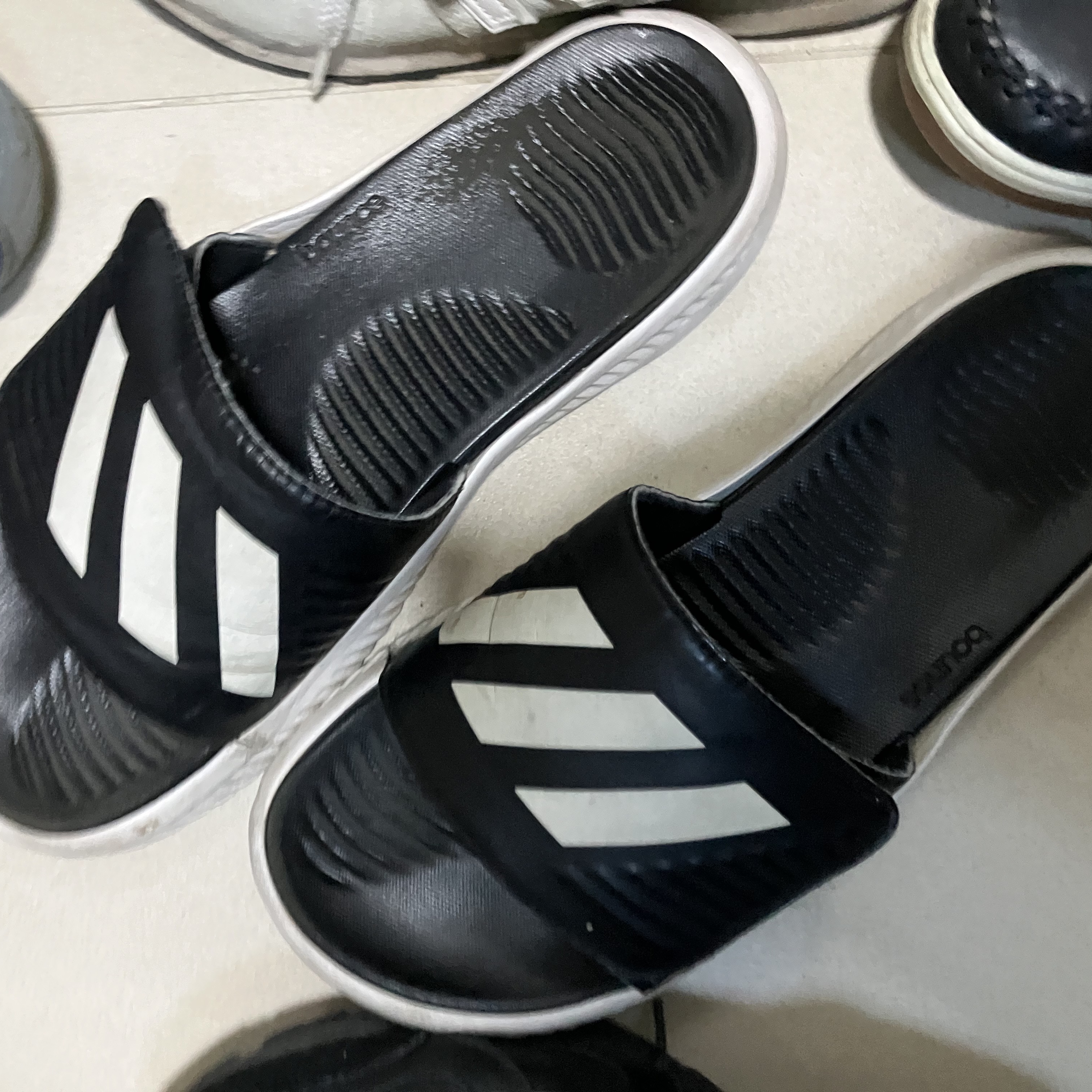 Adidas Alphabounce Slide Core Black Cloud White 착용 스타일