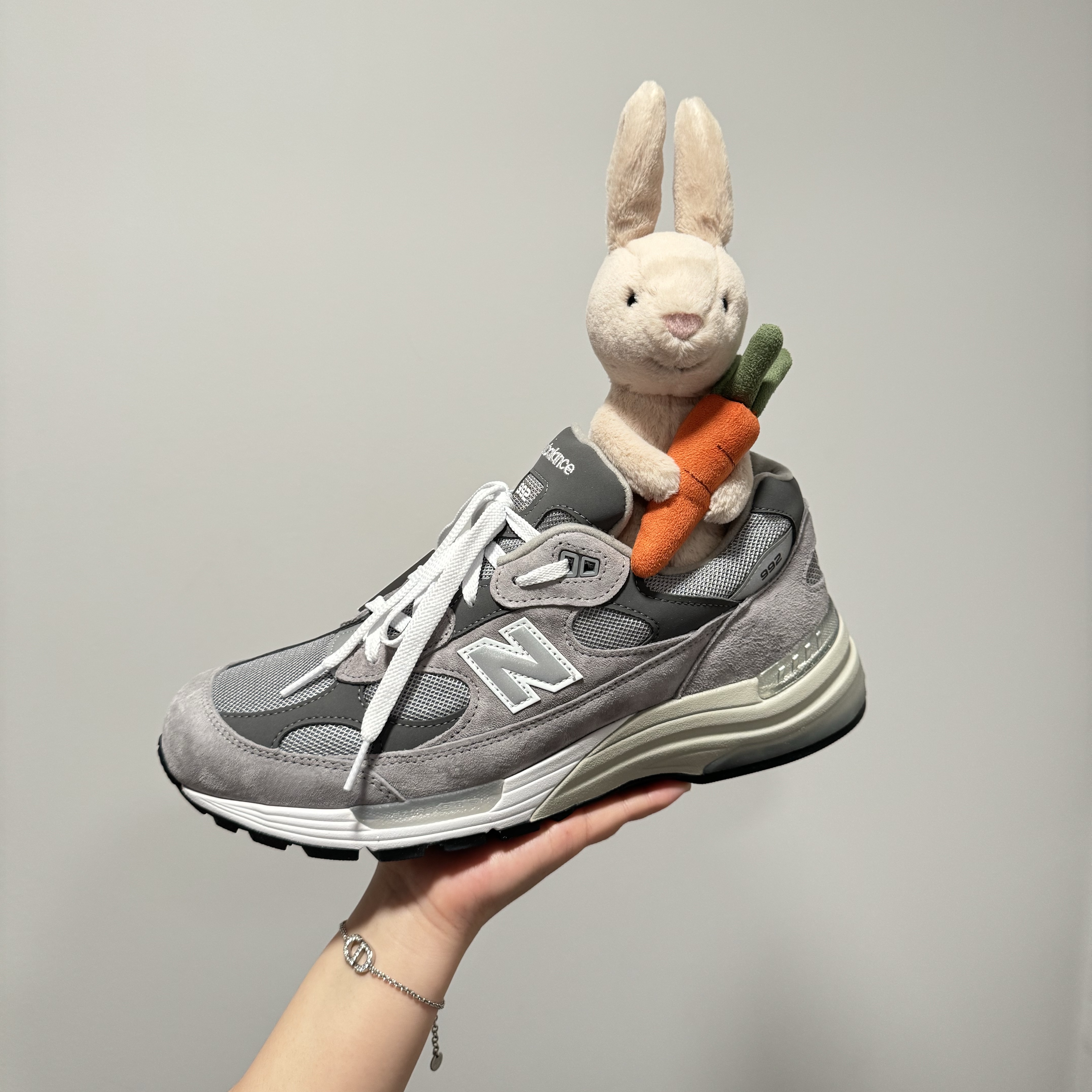 New Balance 992 Made in USA Core Grey Silver Metallic 착용 스타일 - 1