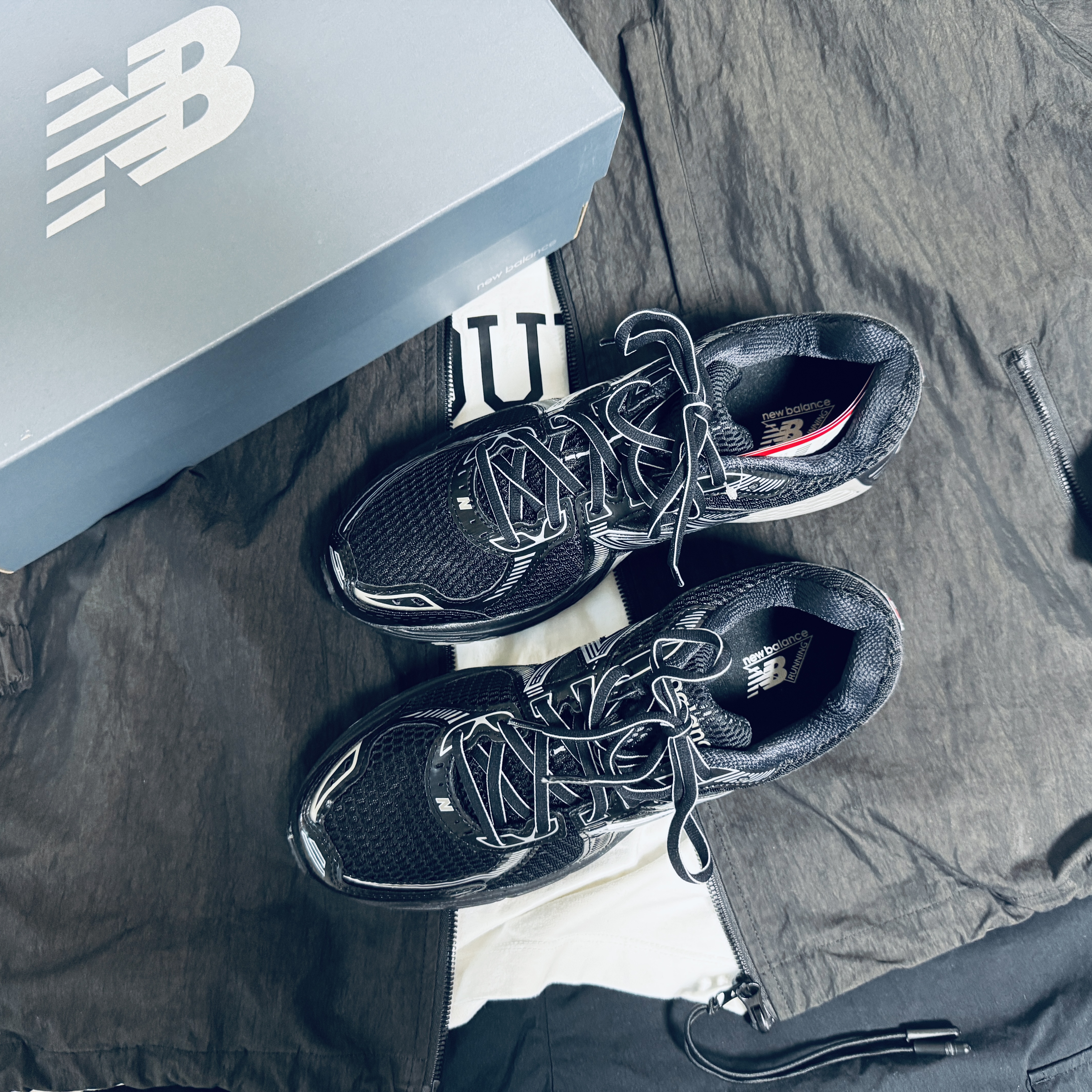 New Balance 860v2 Black Grey 착용 스타일 - 2