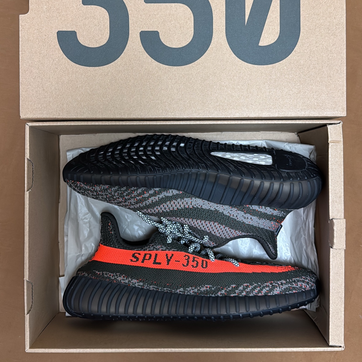 Adidas Yeezy Boost 350 V2 Carbon Beluga 착용 스타일