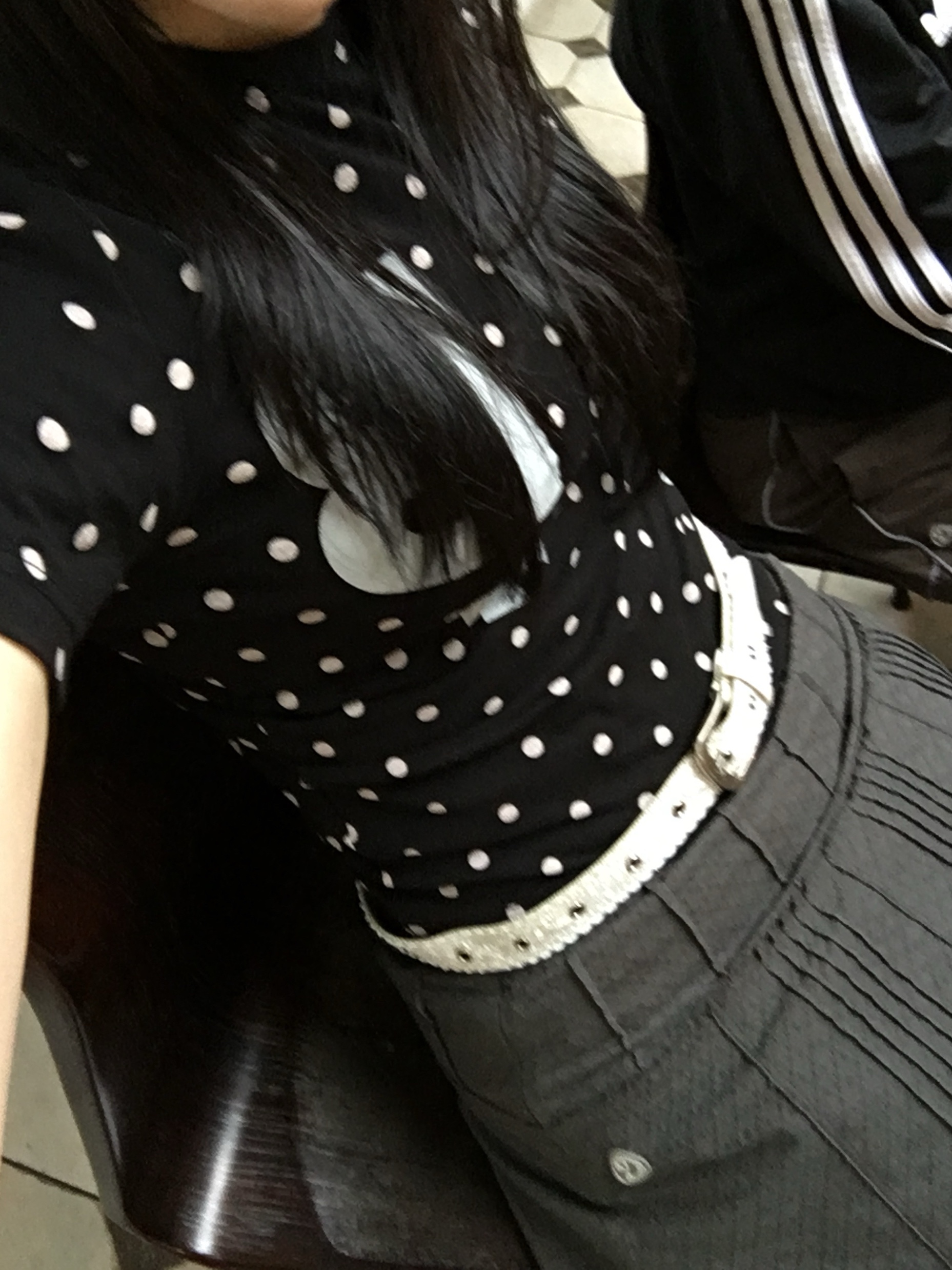 Sansan Gear Cross Bag Warm Grey - 24SS, COYSEIO Flower Pintuck Skirt Charcoal 착용 스타일 - 4