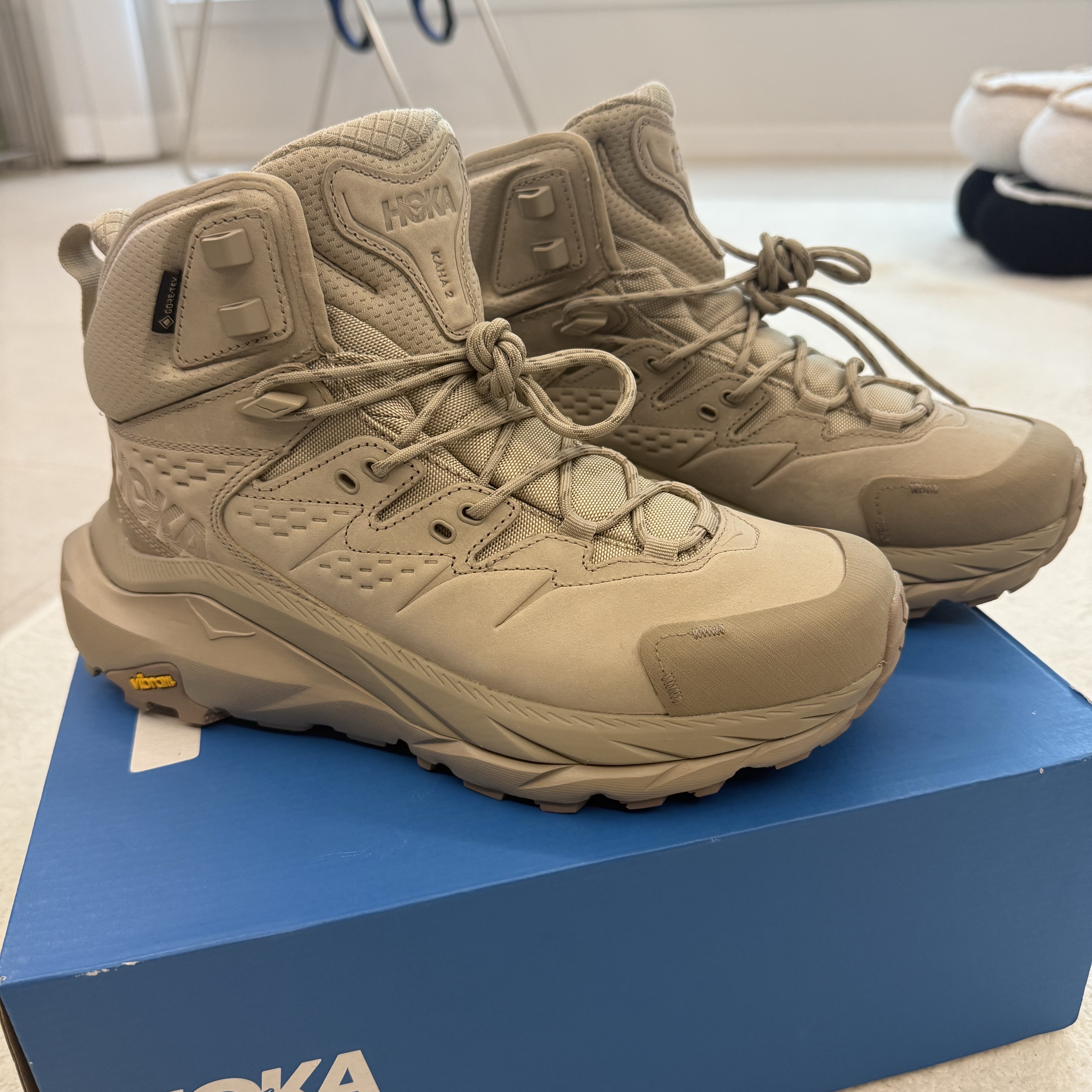 Hoka Kaha 2 Gore-Tex Oxford Tan 착용 스타일 - 2