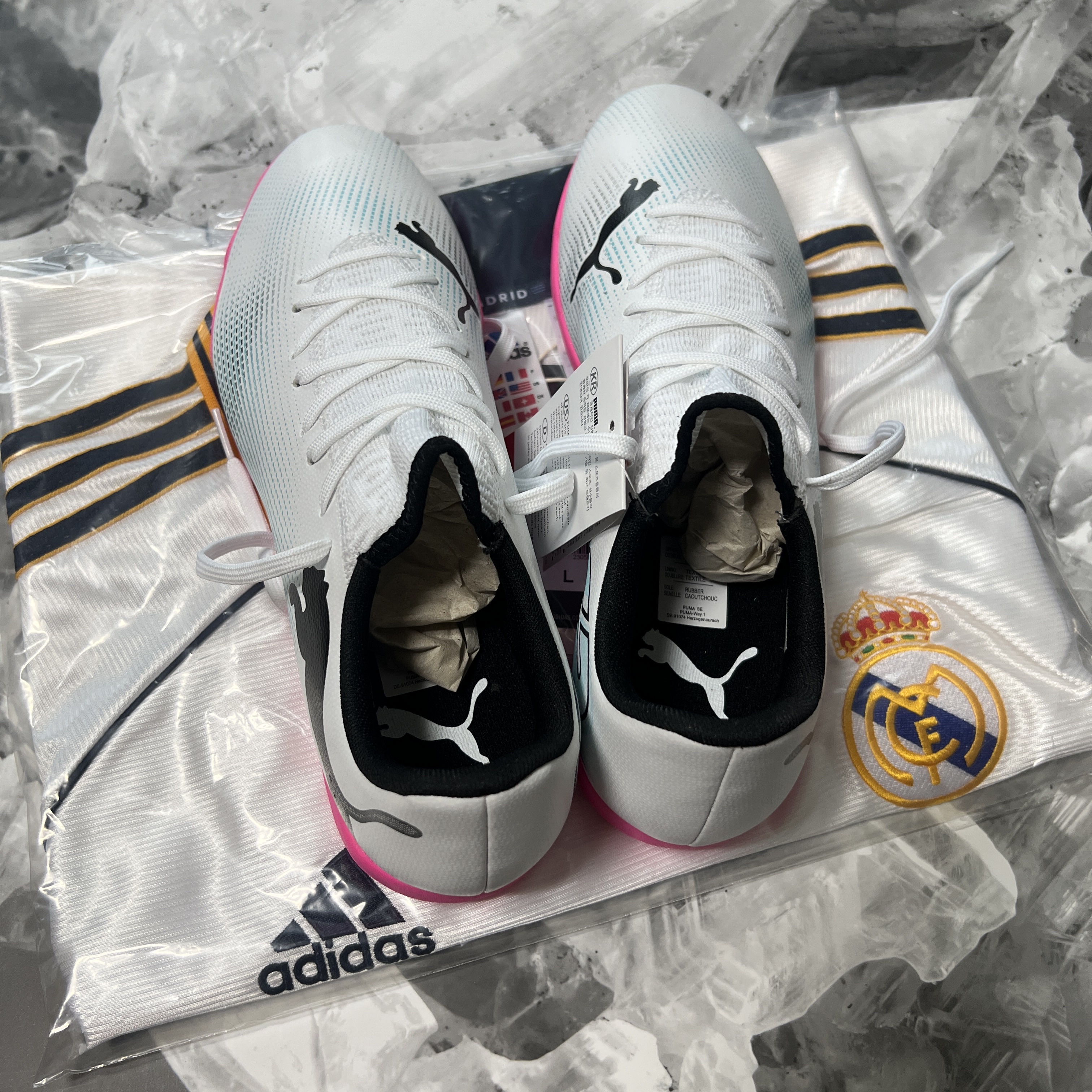 Adidas Real Madrid 99/00 Home Jersey White - KR Sizing (Non Marking Ver.), Puma Future 7 Play TT White Black Poison Pink 착용 스타일