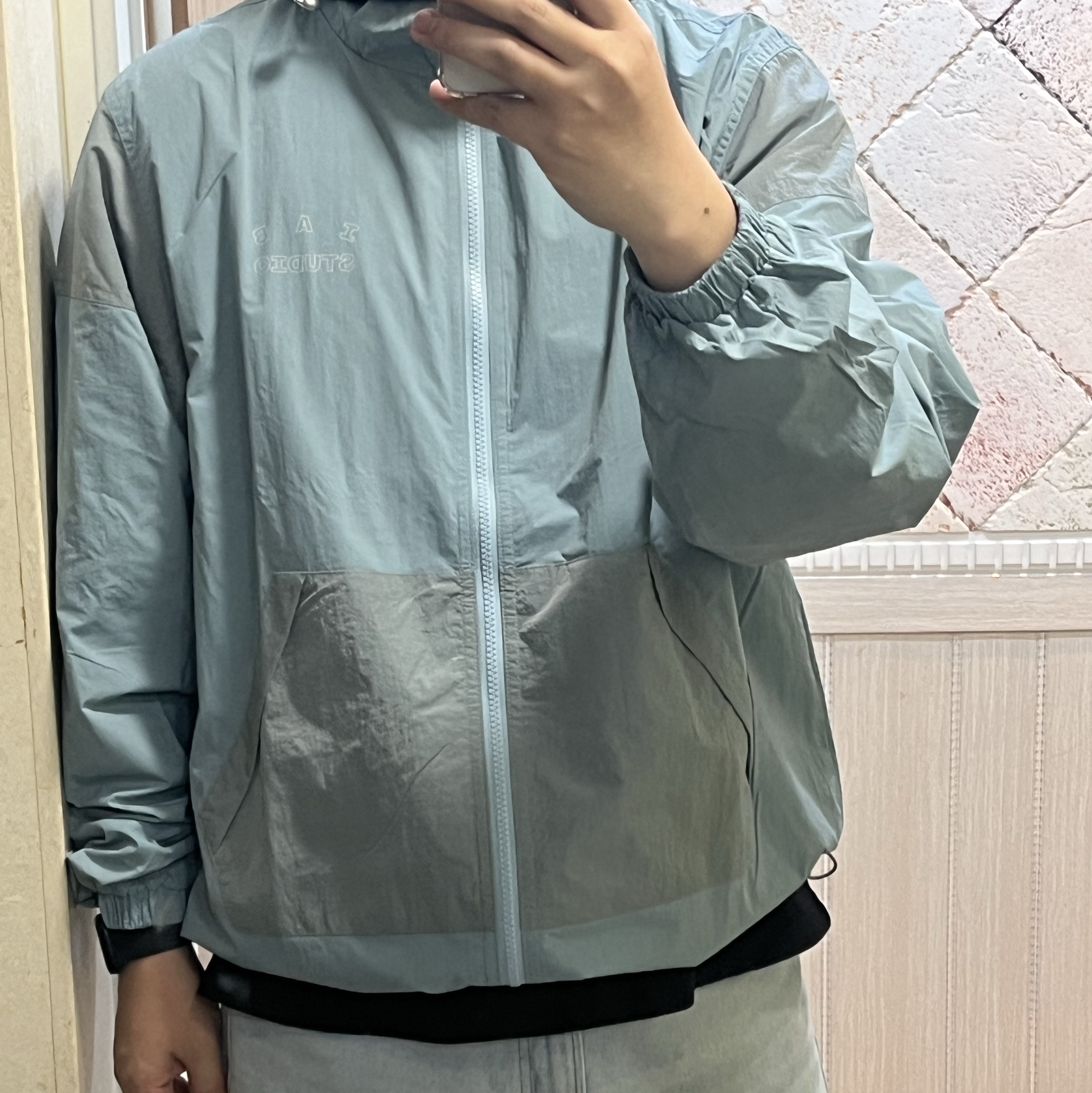 IAB Studio Wind Jacket Pack Sky Blue Silver 착용 스타일 - 1
