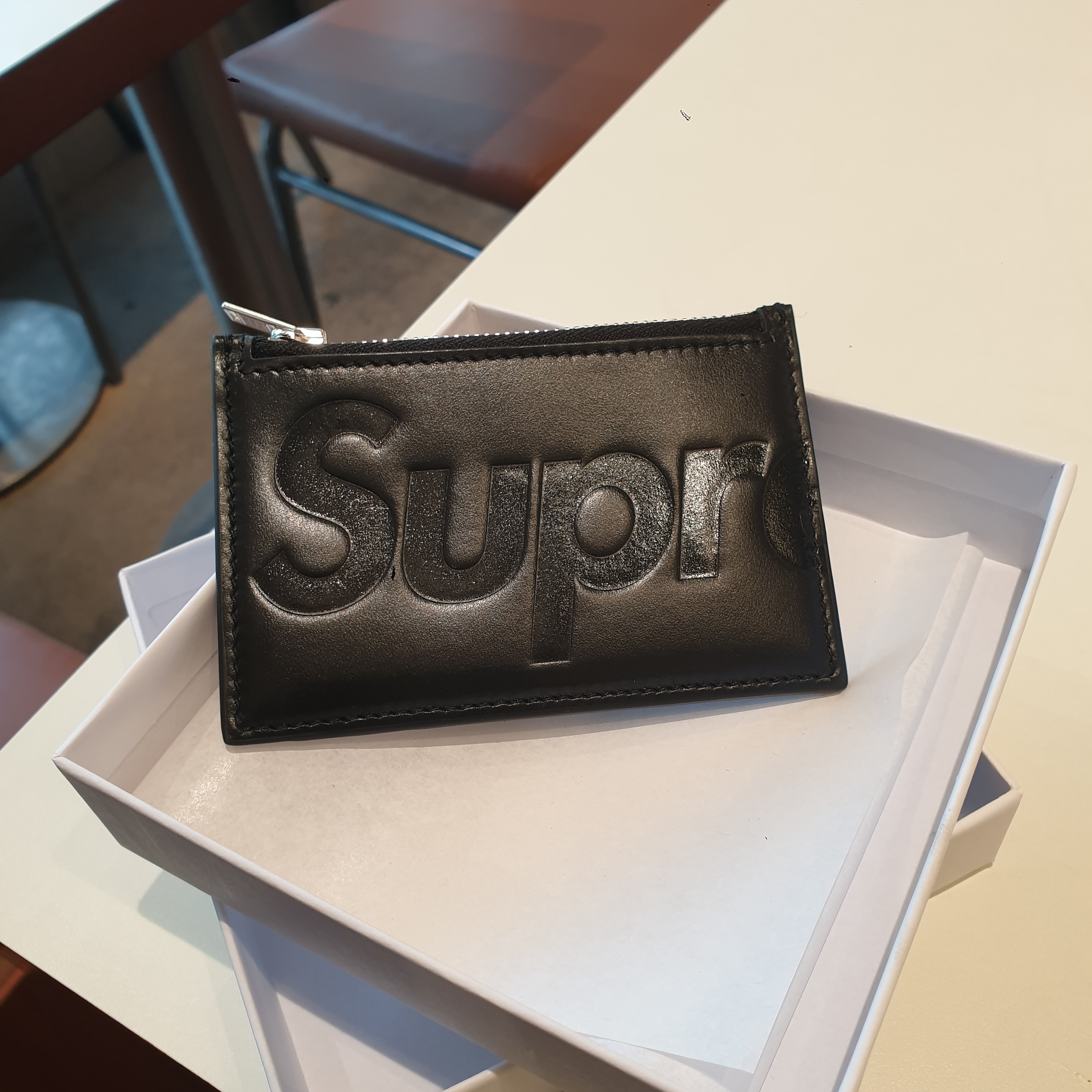 Supreme Leather Zip Card Holder Black 착용 스타일 - 1