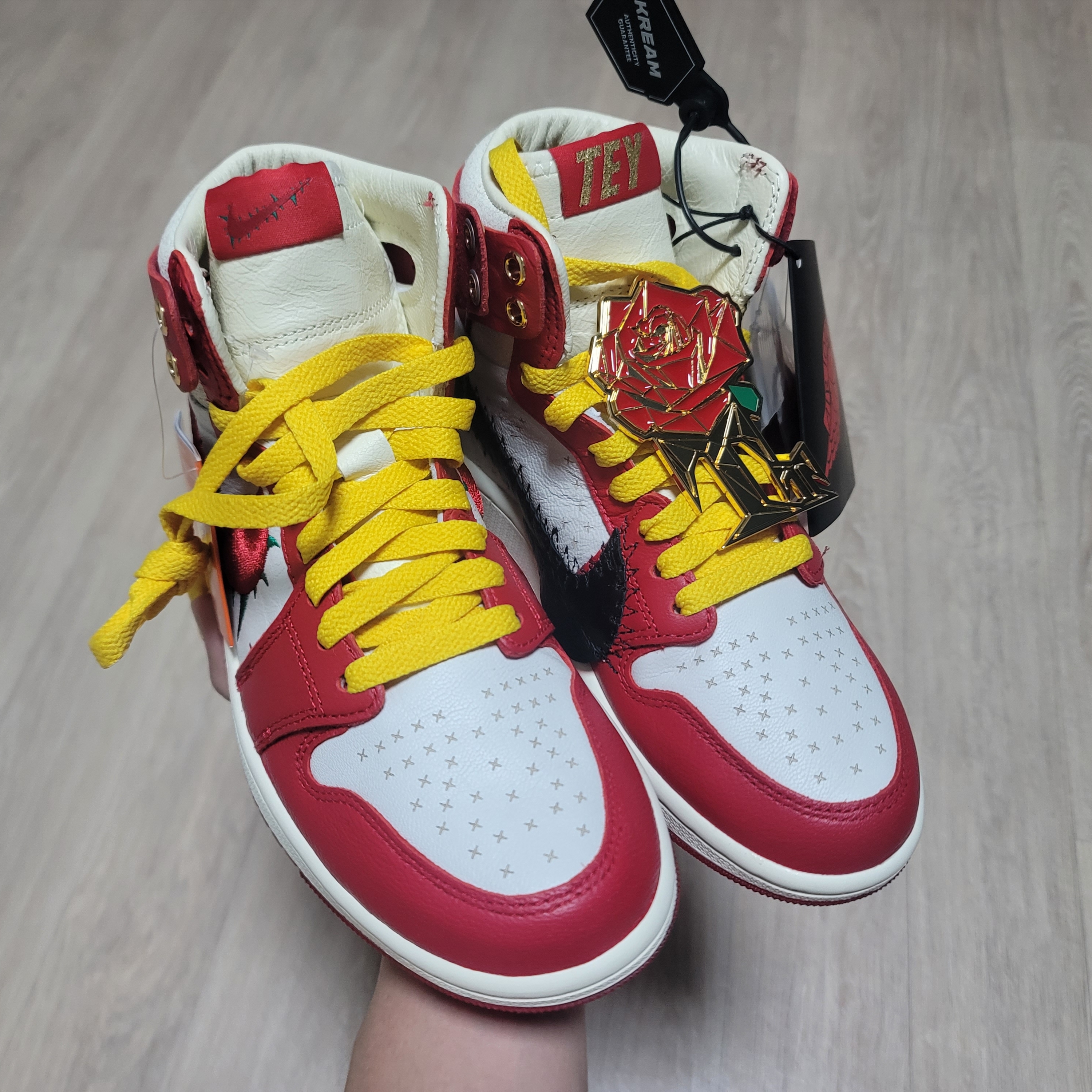 (W) Jordan 1 x Teyana Taylor Zoom CMFT 2 Gym Red 착용 스타일