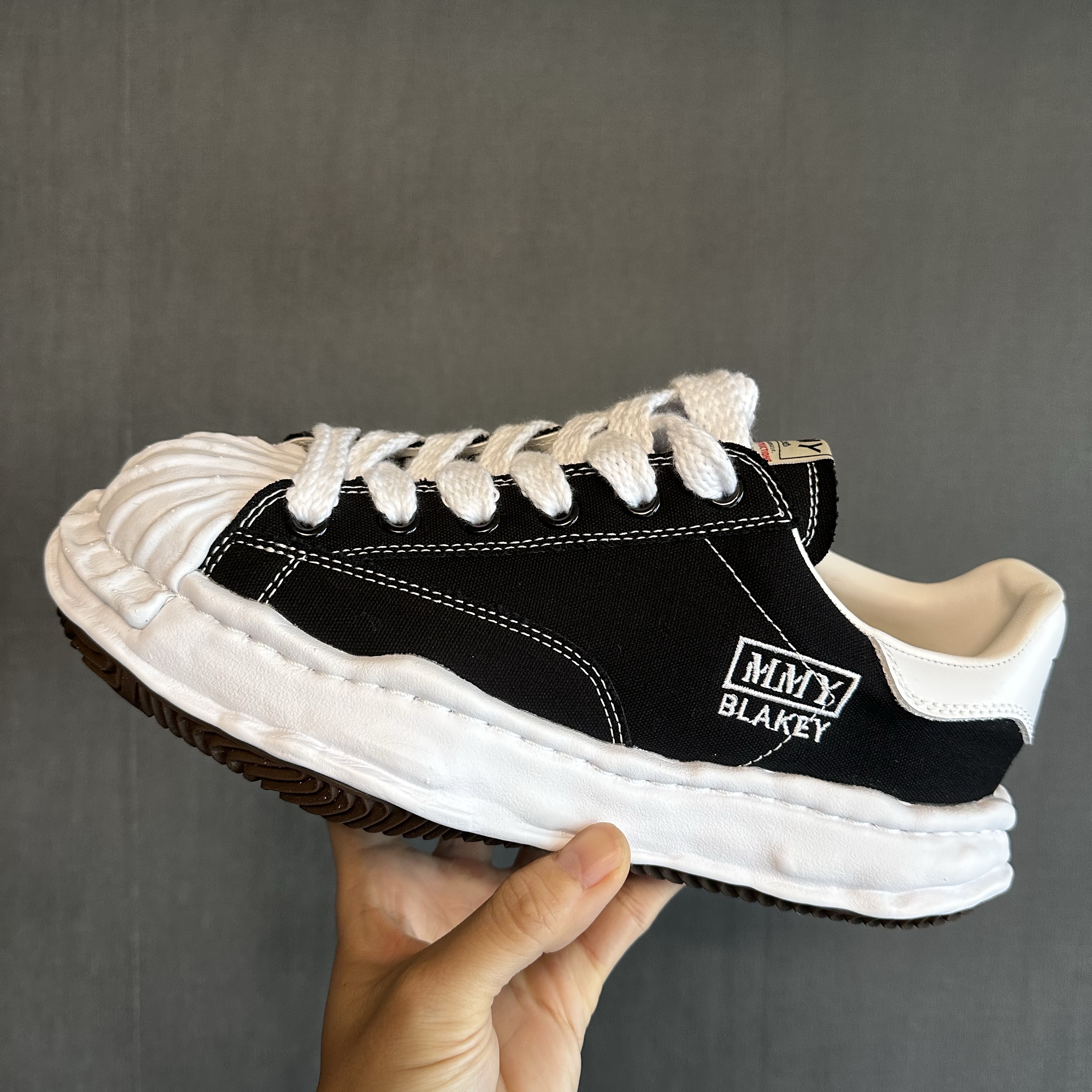 Maison Mihara Yasuhiro Blakey OG Sole Canvas Low-top Sneakers Black White 착용 스타일