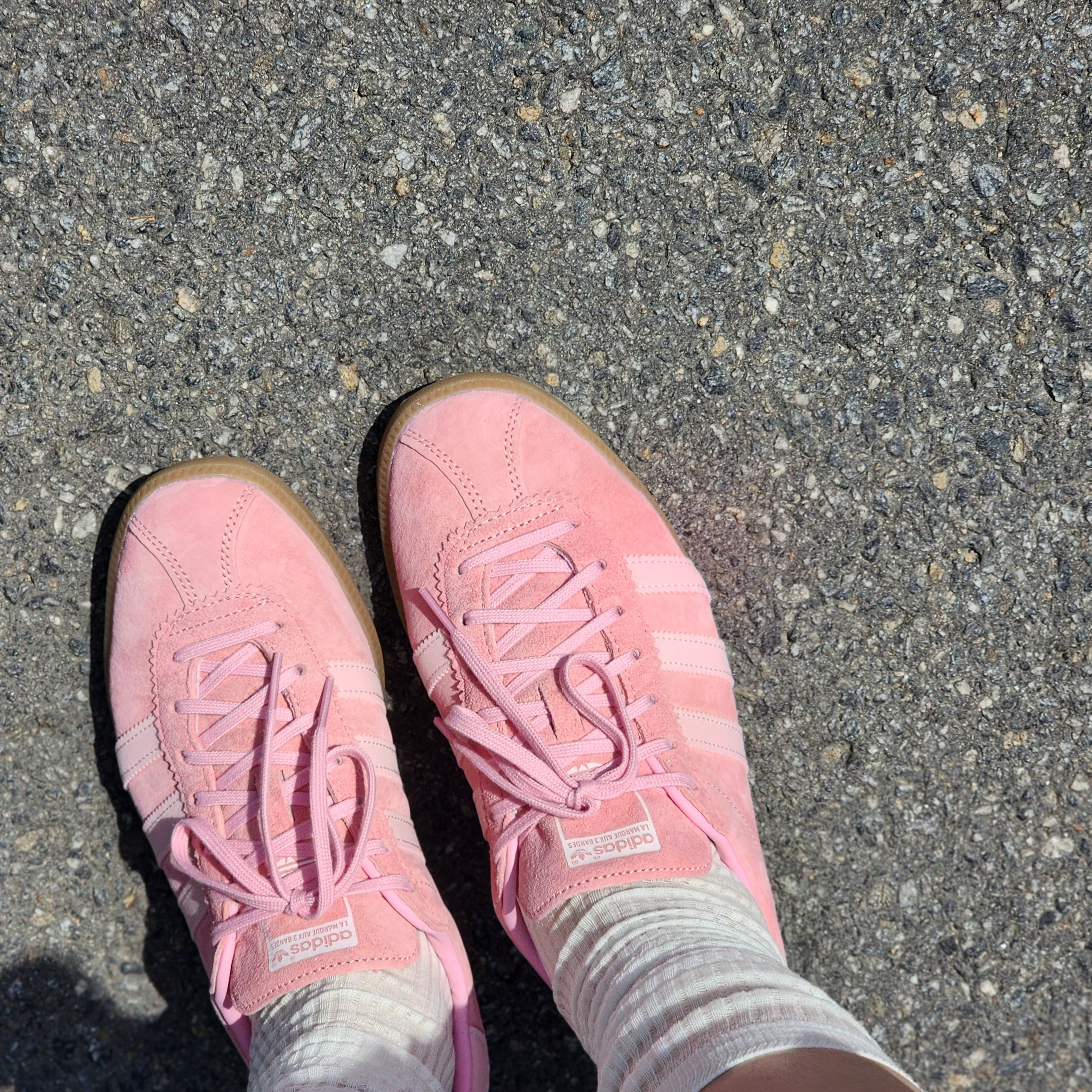 Adidas Bermuda Glow Pink 착용 스타일
