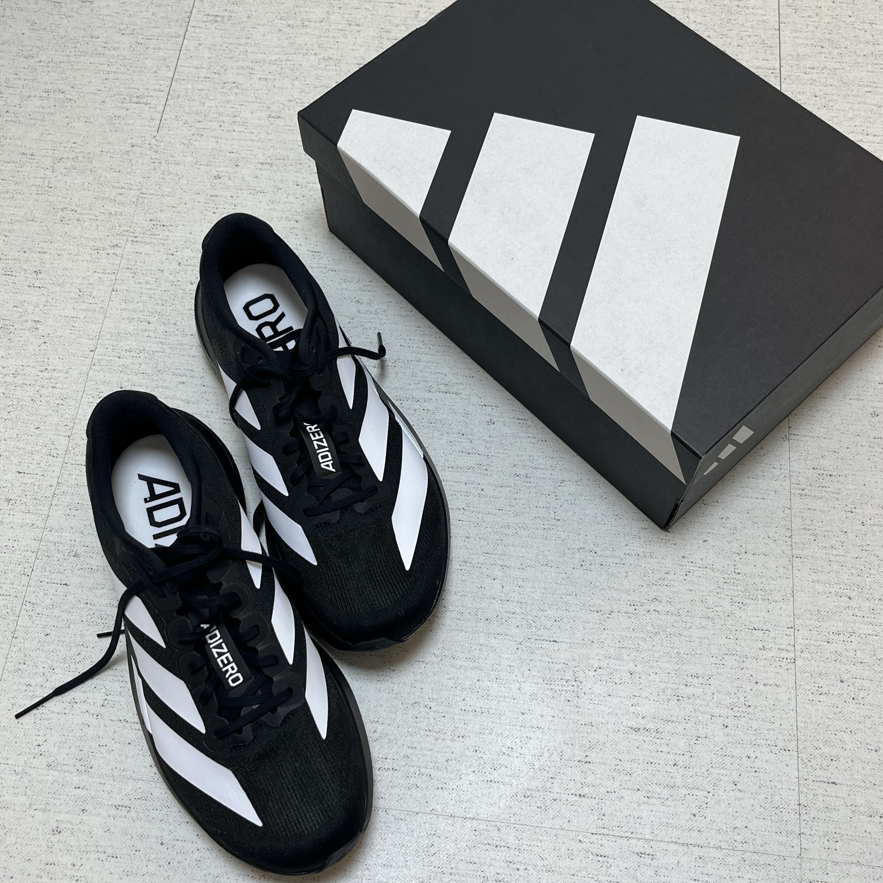 Adidas Adizero EVO SL Core Black Cloud White 착용 스타일 - 2