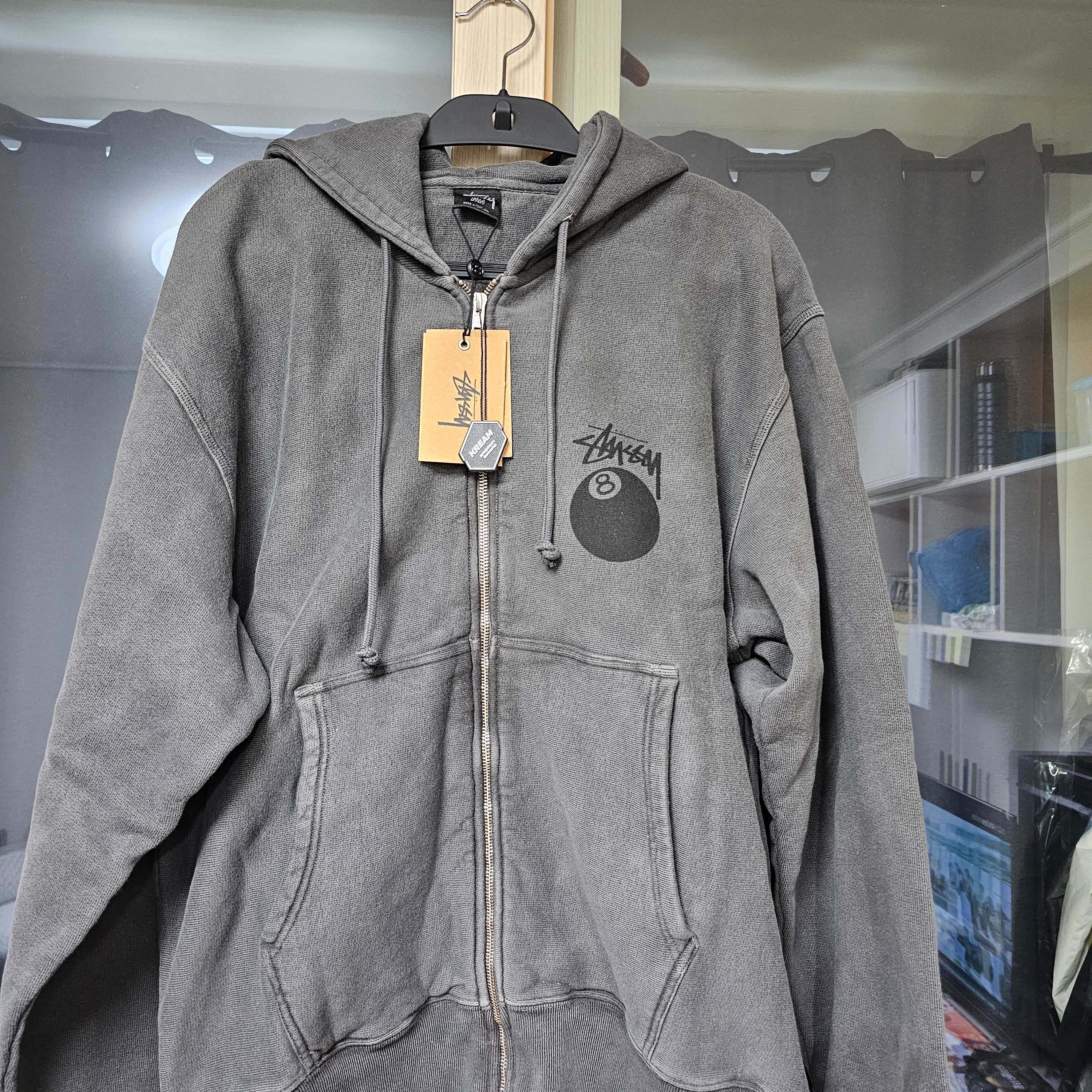 Stussy 8 Ball Pigment Dyed Zip Hoodie Black 착용 스타일