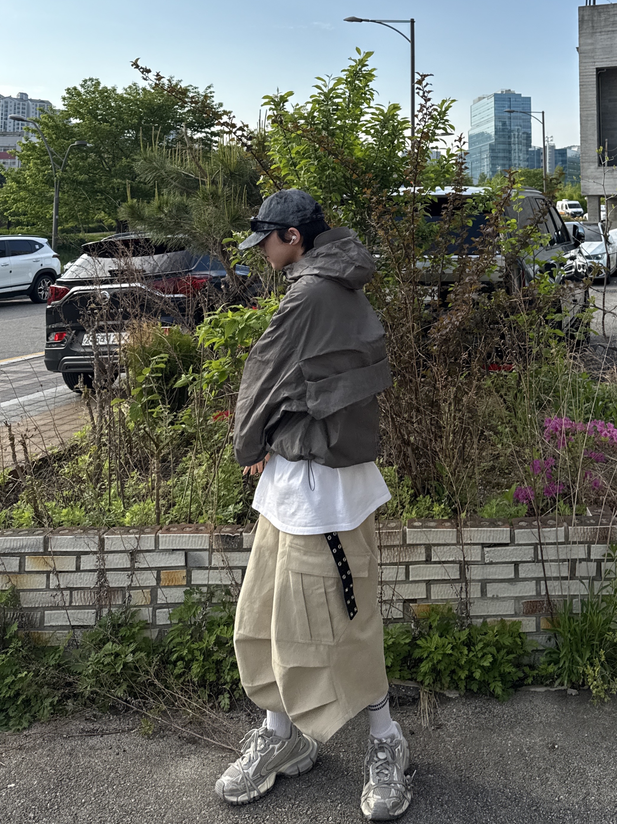 Nonnod Side Cargo Shorts Beige, Balenciaga 3XL Sneakers Light Beige 착용 스타일 - 8