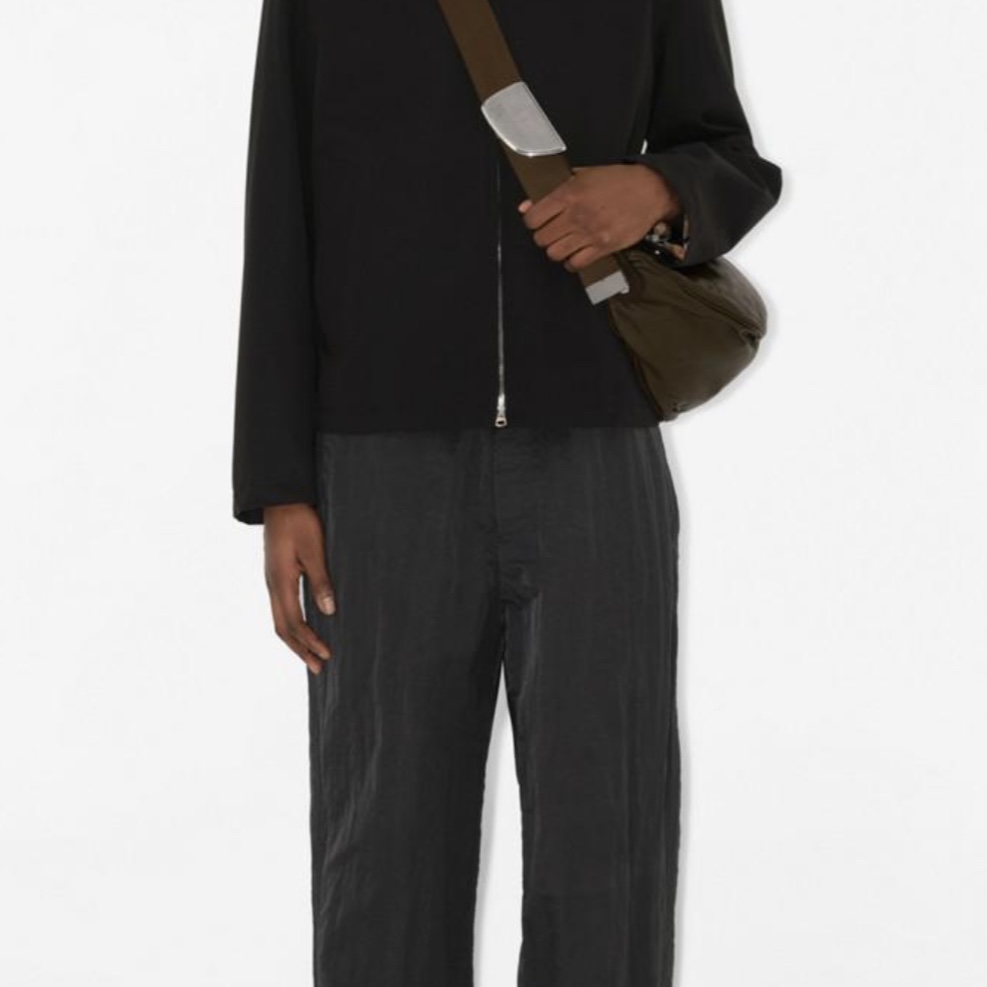 Burberry Shield Leather Messenger Bag Brown 착용 스타일 - 1