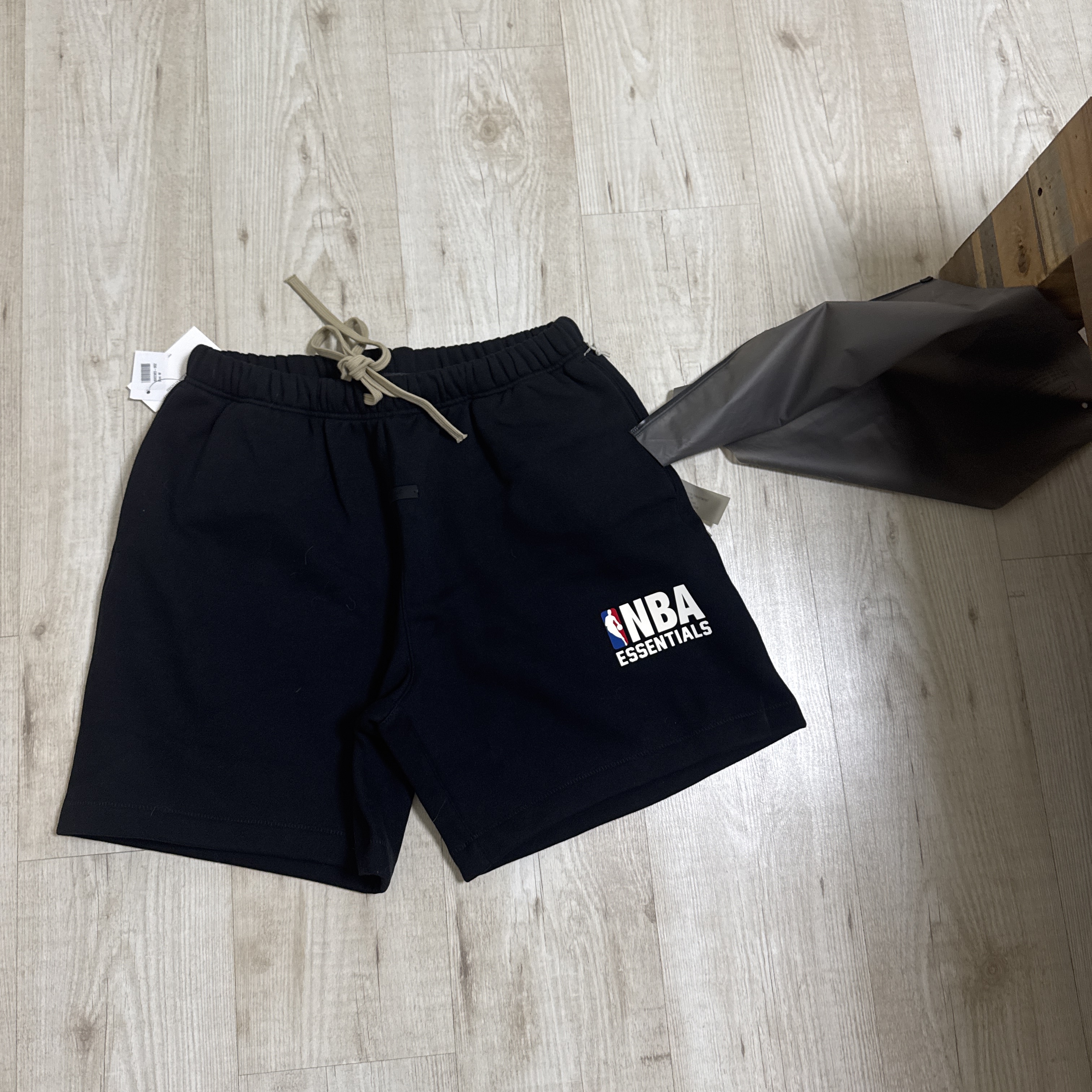Essentials x NBA Sweatshorts Black - 24FW 착용 스타일