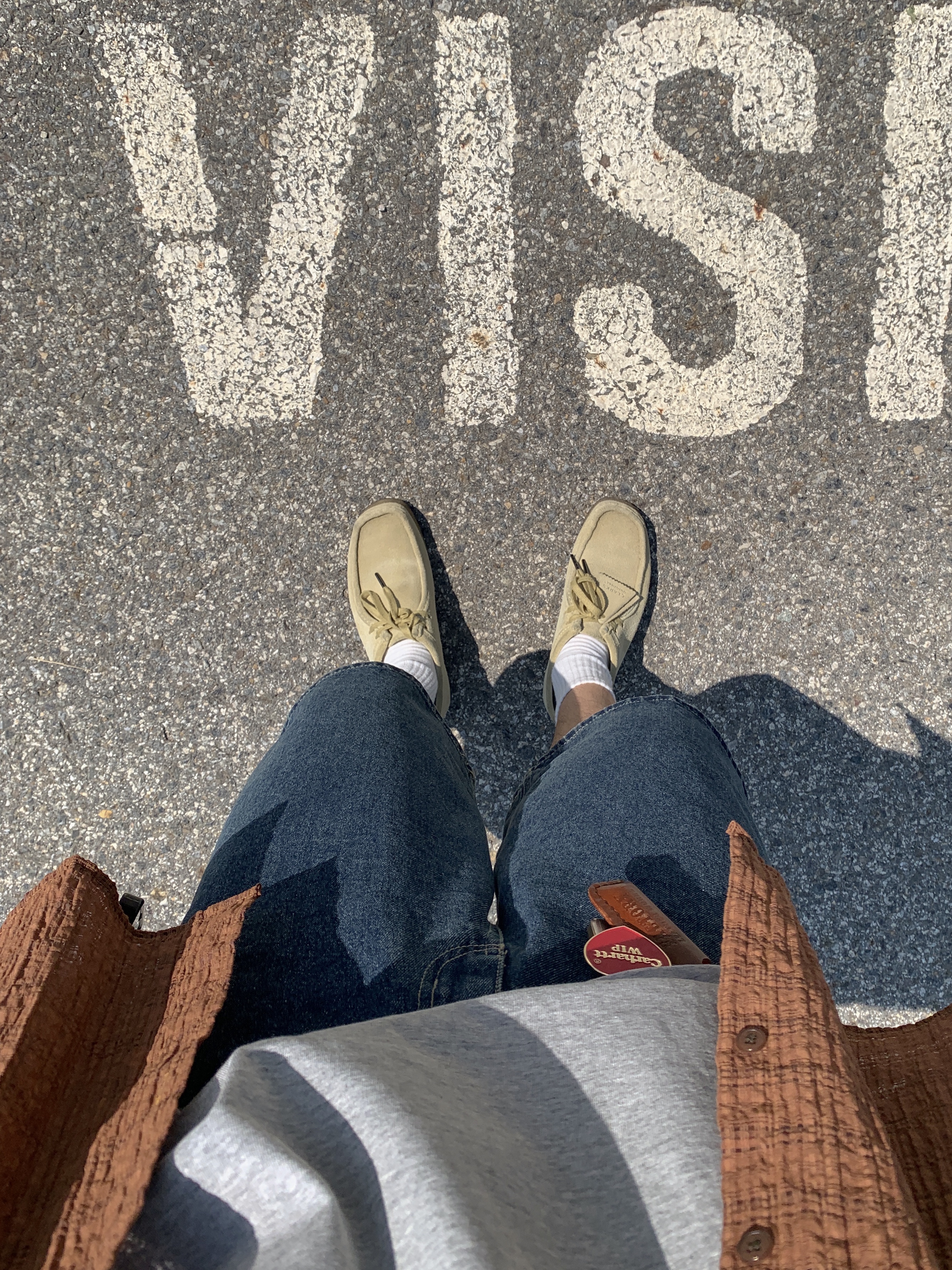 Clarks Wallabee Maple Suede, Carhartt WIP Heart Keychain Red 착용 스타일 - 1