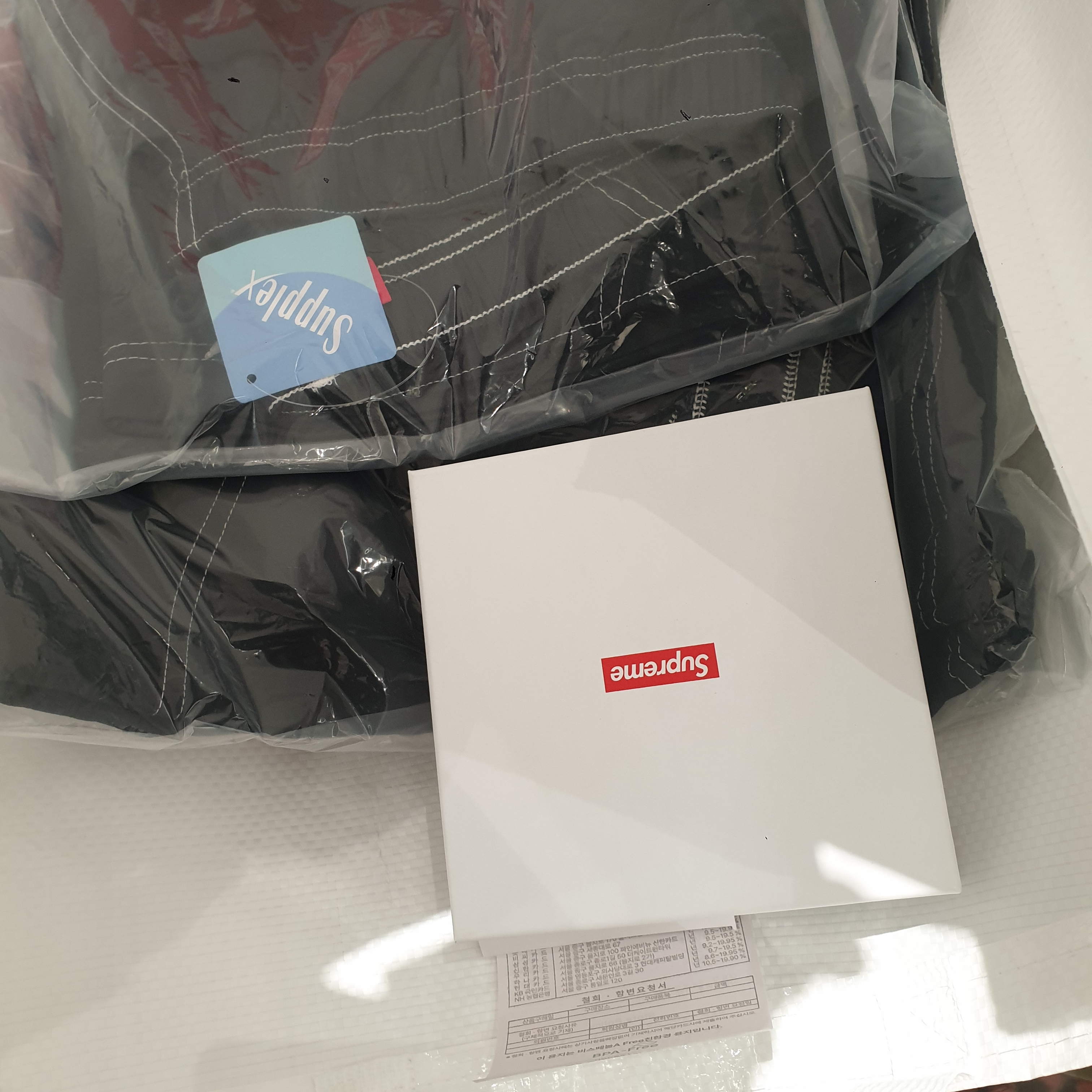 Supreme Leather Zip Card Holder Black 착용 스타일 - 2