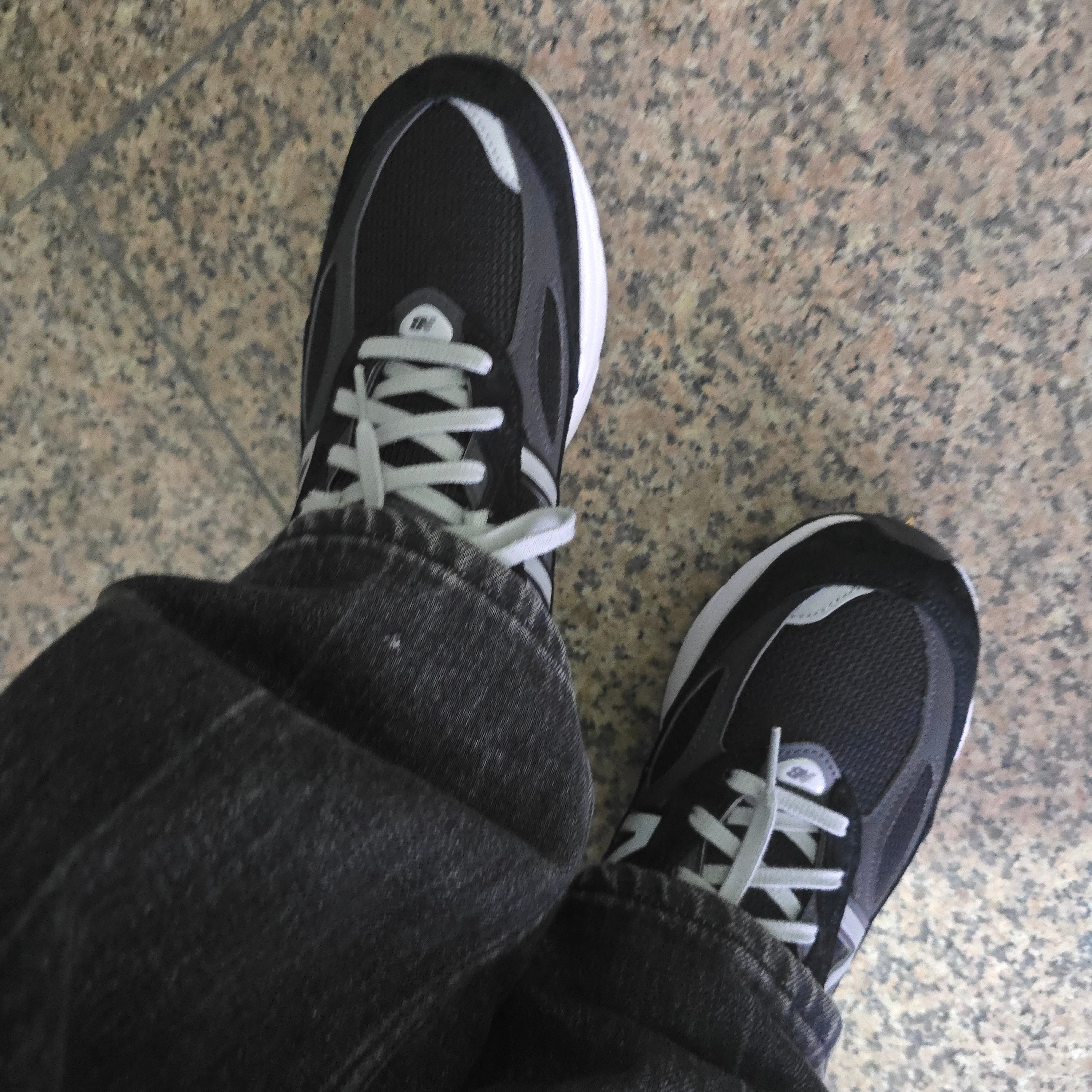 New Balance 990v6 Made in USA Black White 착용 스타일 - 2