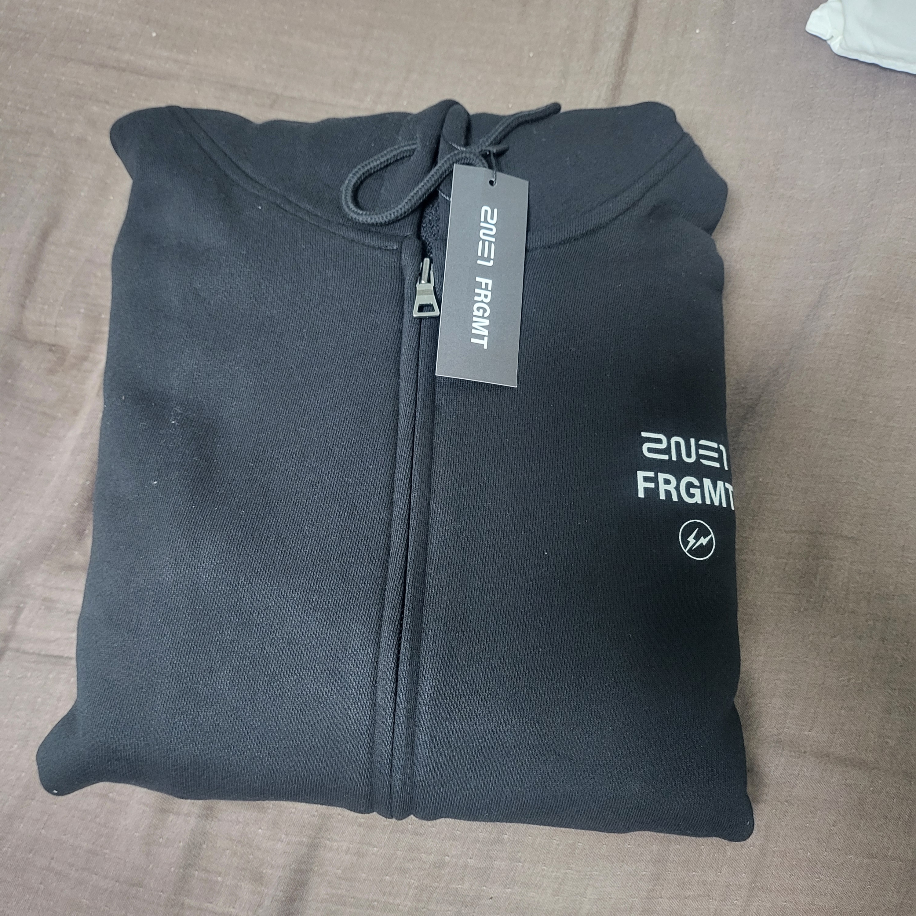 Fragment x 2NE1 Zip-Up Hoodie Black 착용 스타일 - 1